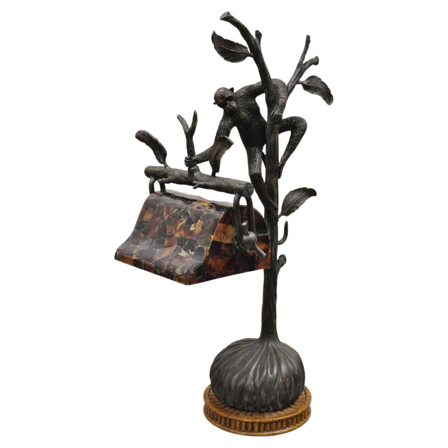 Maitland Smith - Lampe de bureau Figural Monkey Bronze avec abat-jour Pen Shell en vente