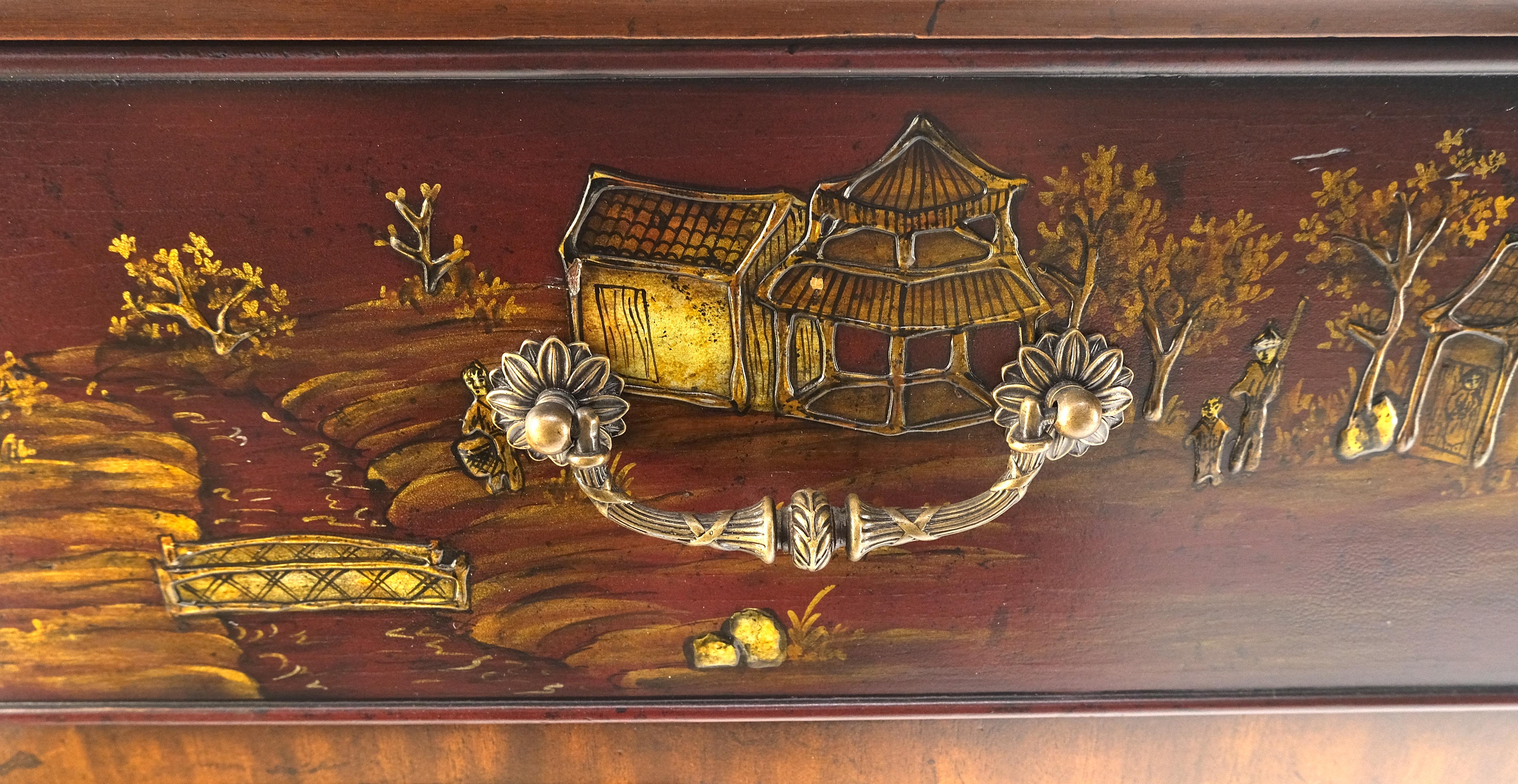Cineserie Maitland Smith Finemente intagliato Due cassetti intagliati Chinoiserie Console Sideboard MINT in vendita