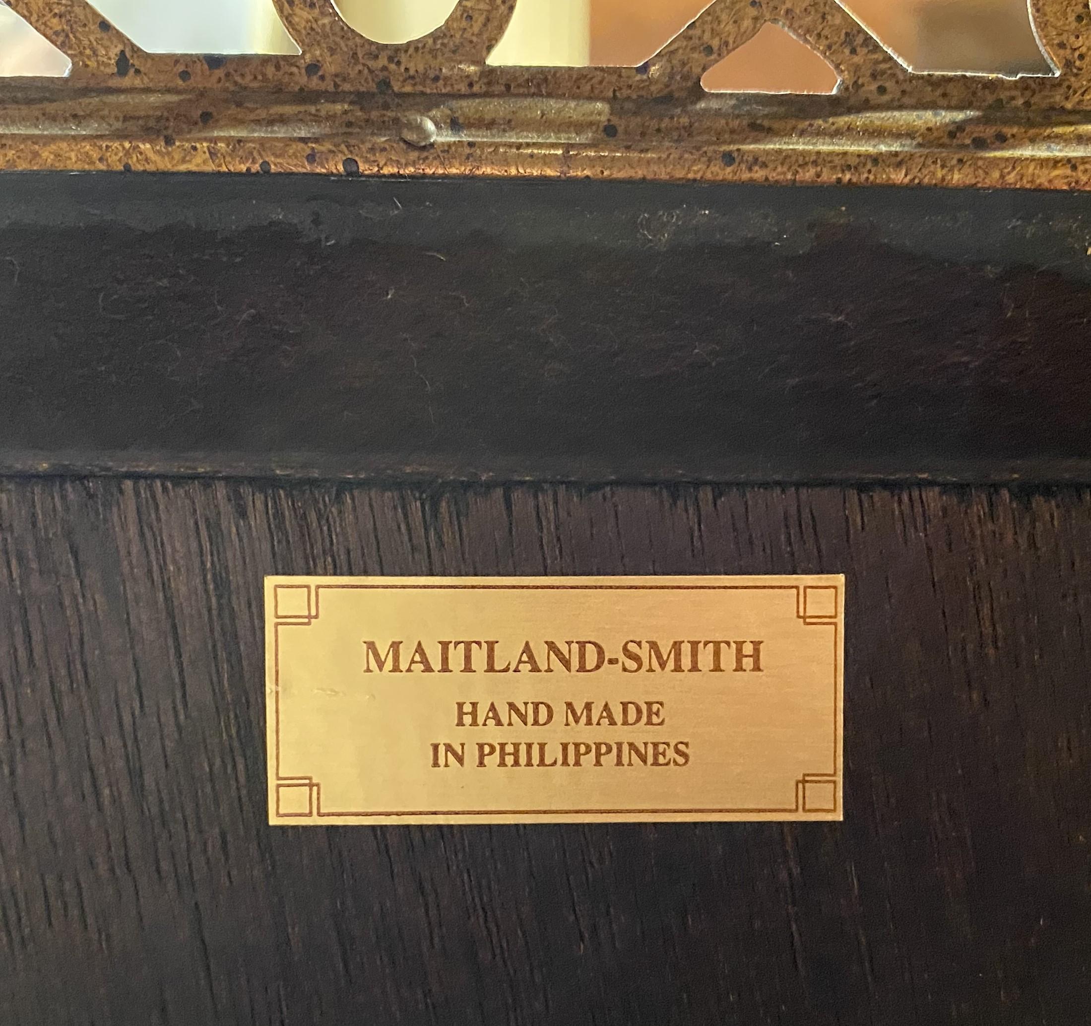 Maitland Smith Étagère ou bibliothèque en acajou flammé avec galerie en laiton en vente 1