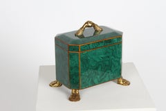 Caja de toldo de malaquita de imitación estilo Fornasetti de Maitland Smith con manos y pies de latón