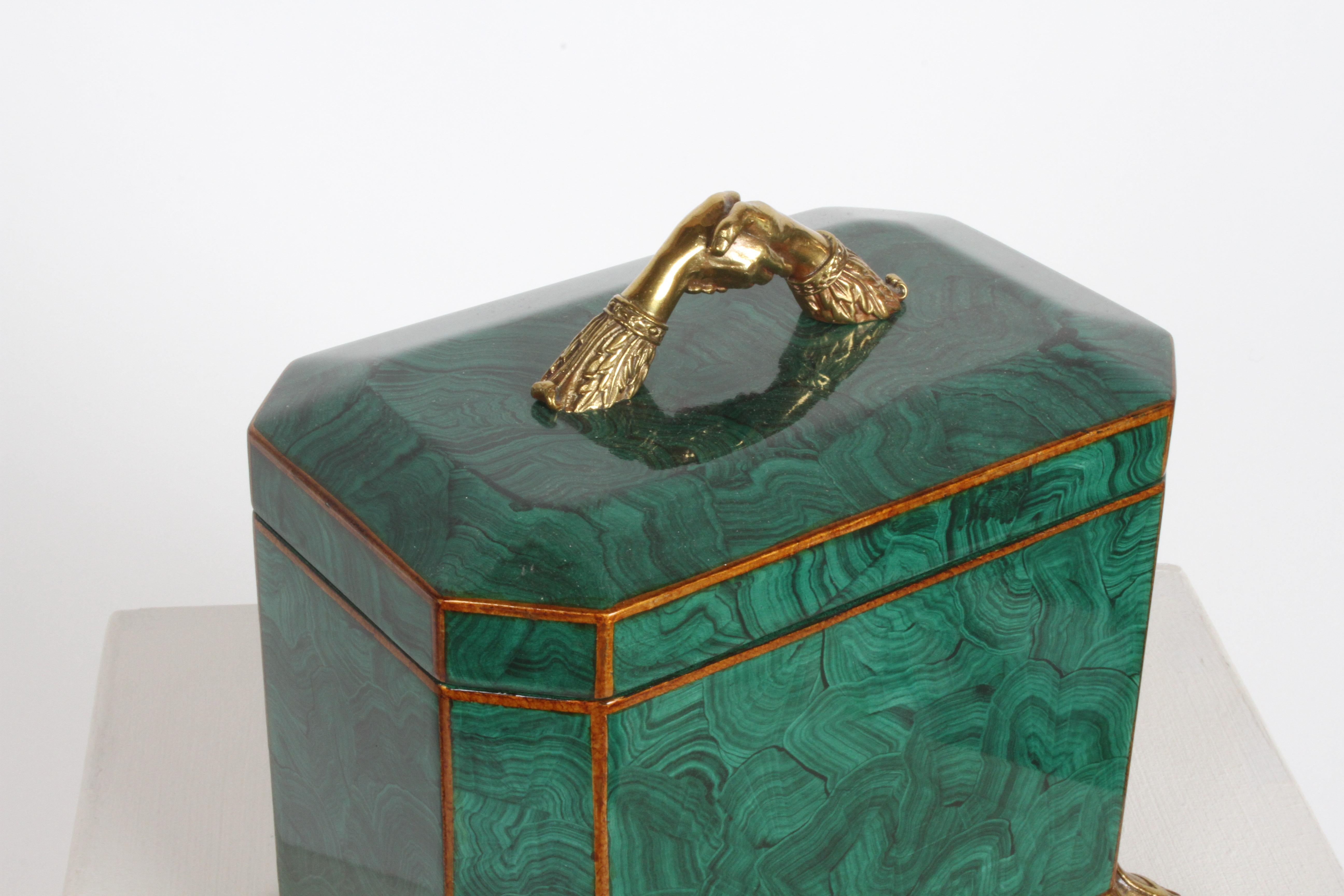 Schachtel aus Malachitimitat im Fornasetti-Stil von Maitland-Smith mit Messinggriffen und -füßen  (Hollywood Regency)