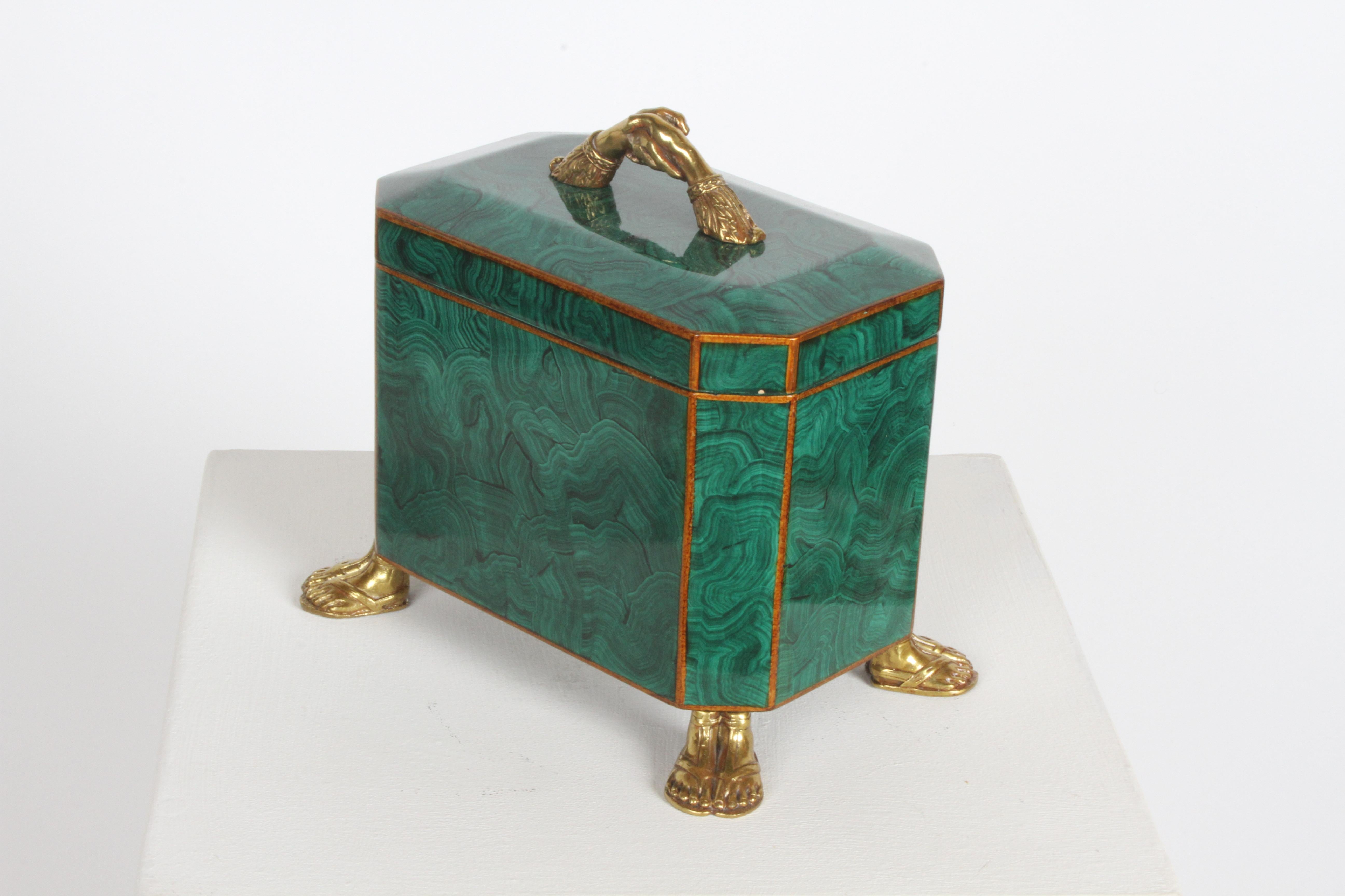 Schachtel aus Malachitimitat im Fornasetti-Stil von Maitland-Smith mit Messinggriffen und -füßen  (Ende des 20. Jahrhunderts)