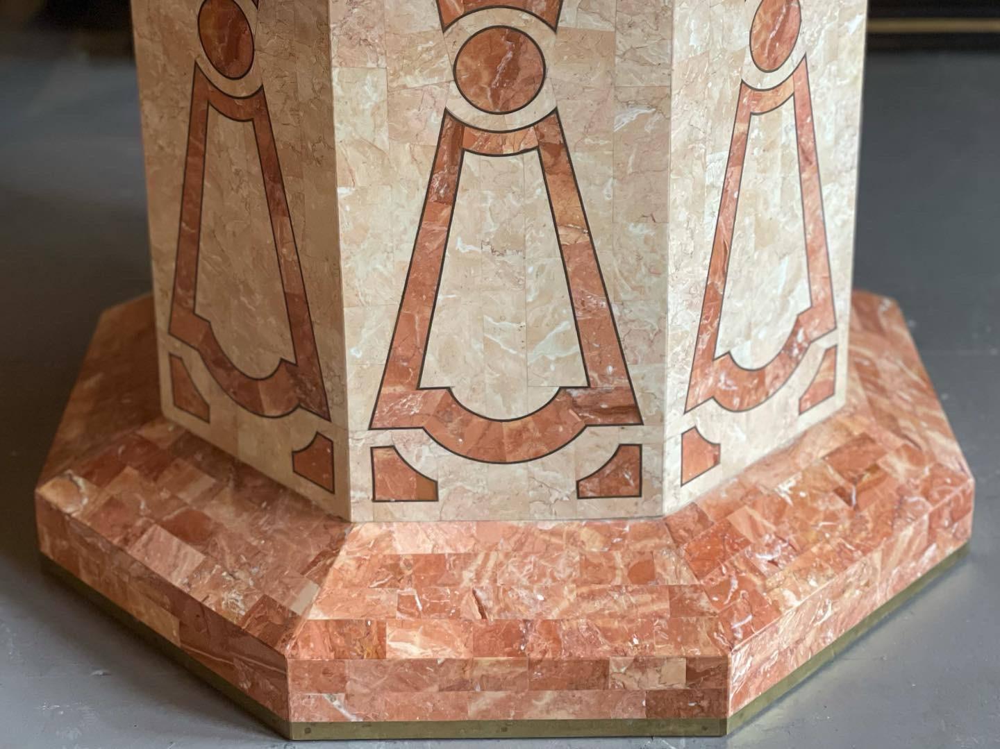 Maitland Smith, Esstisch aus versteinerter Koralle und Mosaikstein (Stein) im Angebot