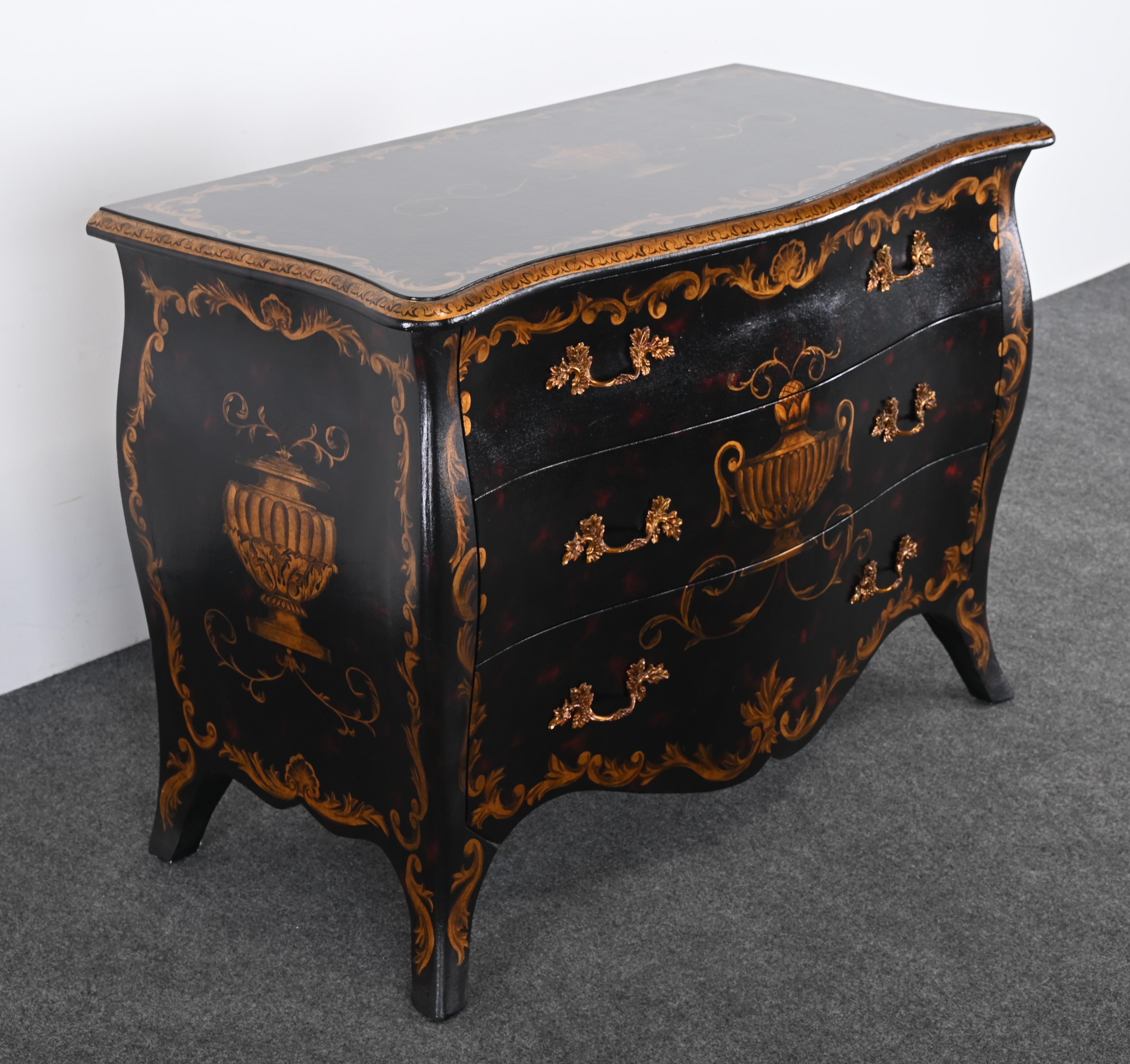 Un bellissimo cassettone decorativo Luigi XV Maitland Smith. La cassapanca dipinta a mano è dipinta su lino avvolto su legno con accenti in foglia d'oro. La finitura verniciata è nera con accenti tartarugati di colore rosso. Il punto focale della