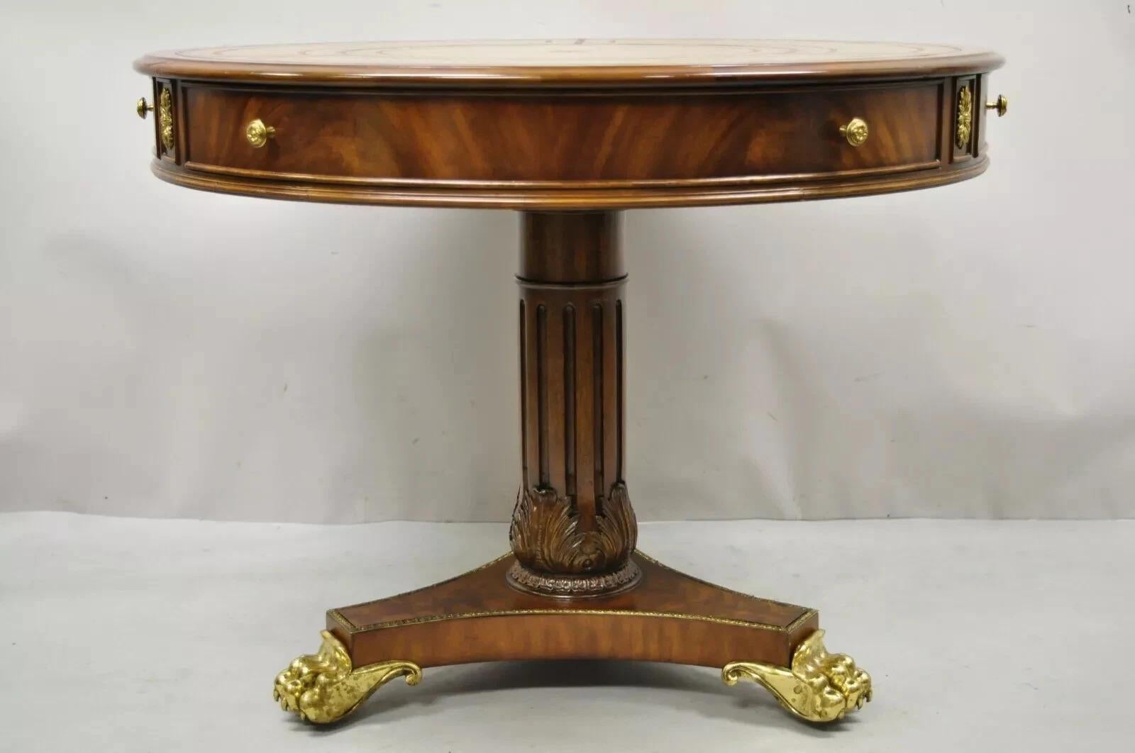 Mesa de centro de tambor Maitland Smith French Empire Regency Leather Top Brass Paw Feet. Con ruedas de latón, parte superior de cuero labrado, patas de latón, base de pedestal tallada, etiqueta original, 1 cajón grande, artesanía de calidad, gran