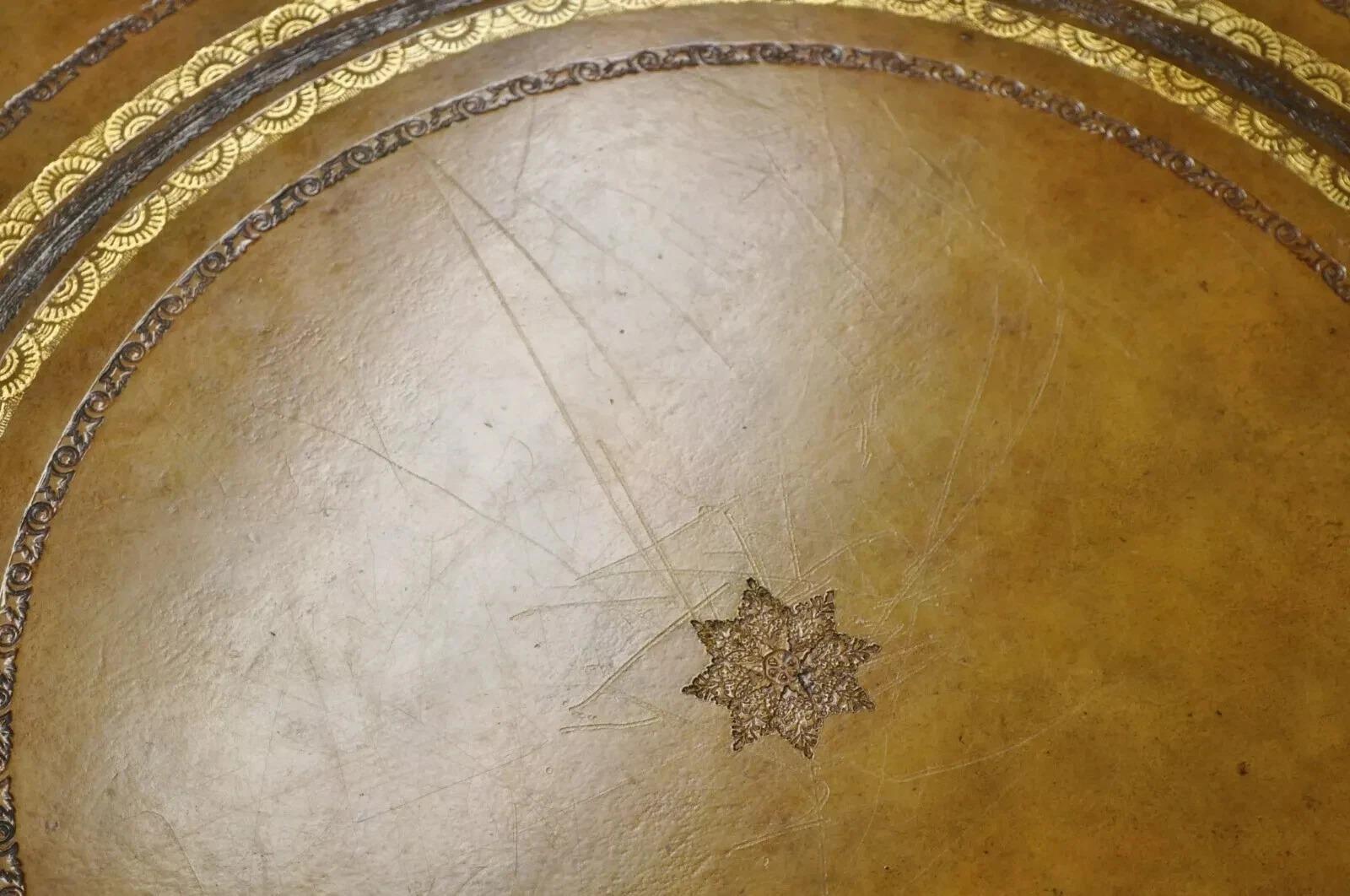 Mesa de tambor central Maitland Smith French Empire Regency Leather Top Brass Feet en Bueno estado para la venta en Philadelphia, PA