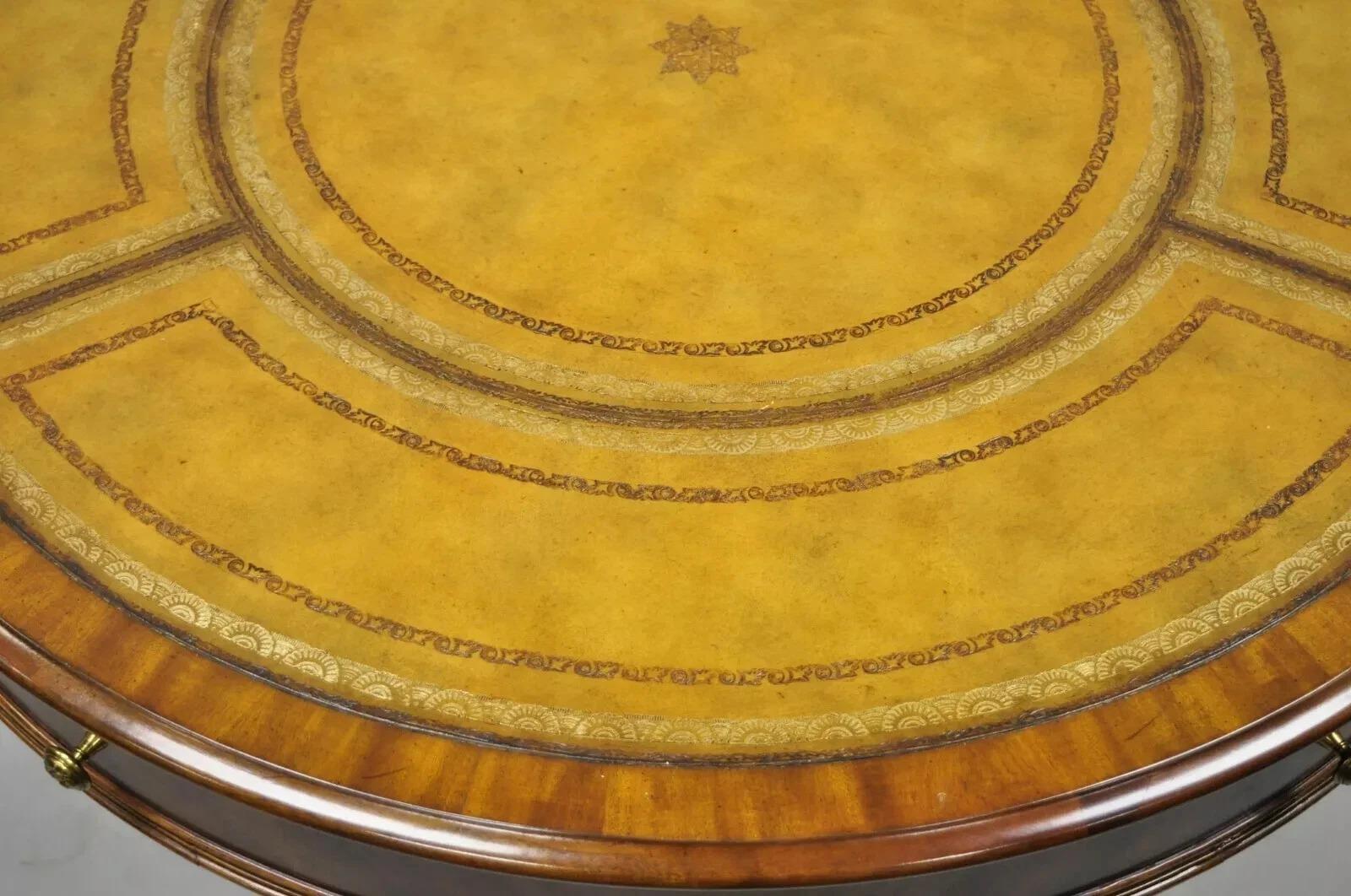 Mesa de tambor central Maitland Smith French Empire Regency Leather Top Brass Feet siglo XX en venta