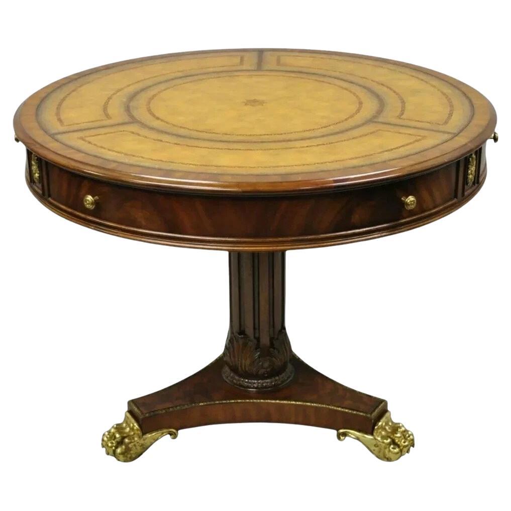 Table tambour de style Empire français Maitland Smith, dessus en cuir et pieds en laiton