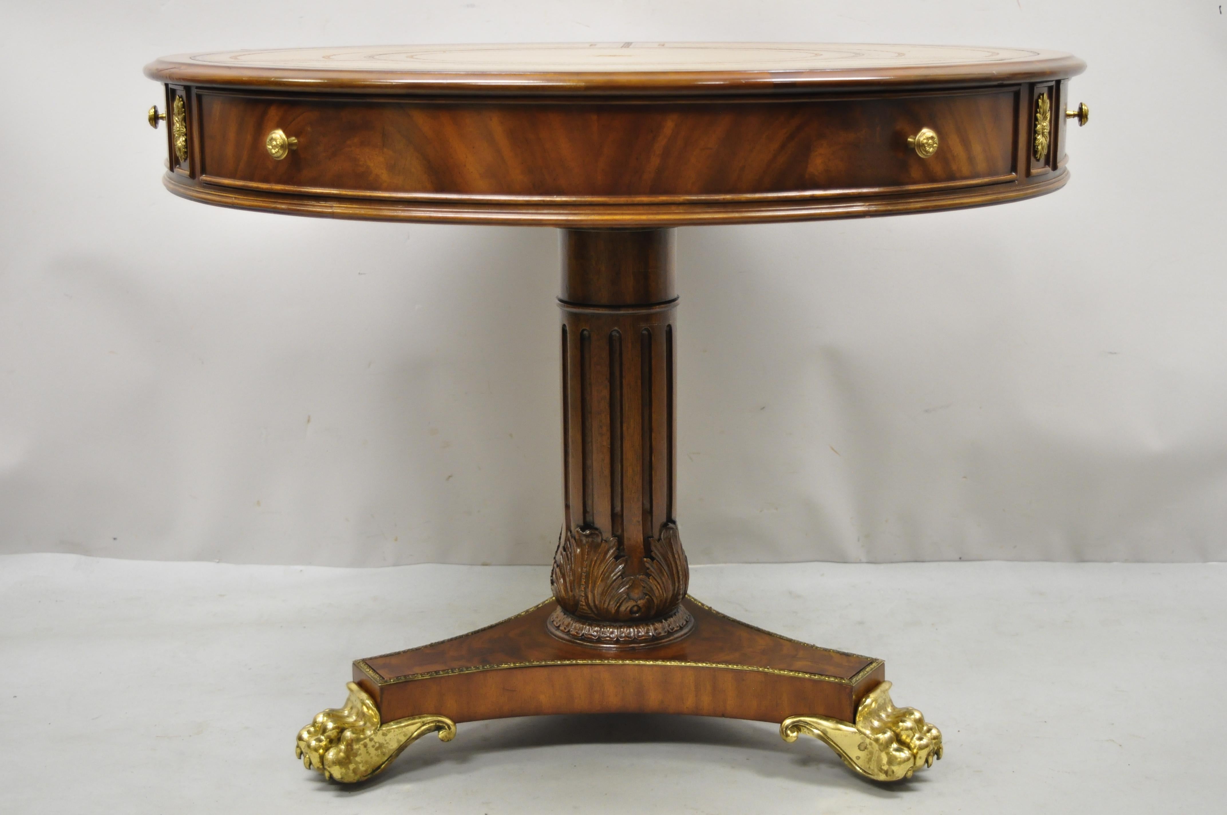 Maitland Smith French Empire Regency Table centrale ronde à tambour avec dessus en cuir et pieds en laiton. Cet article est doté de roulettes en laiton, d'un plateau en cuir travaillé, de pieds en laiton, d'un socle sculpté, d'une construction en