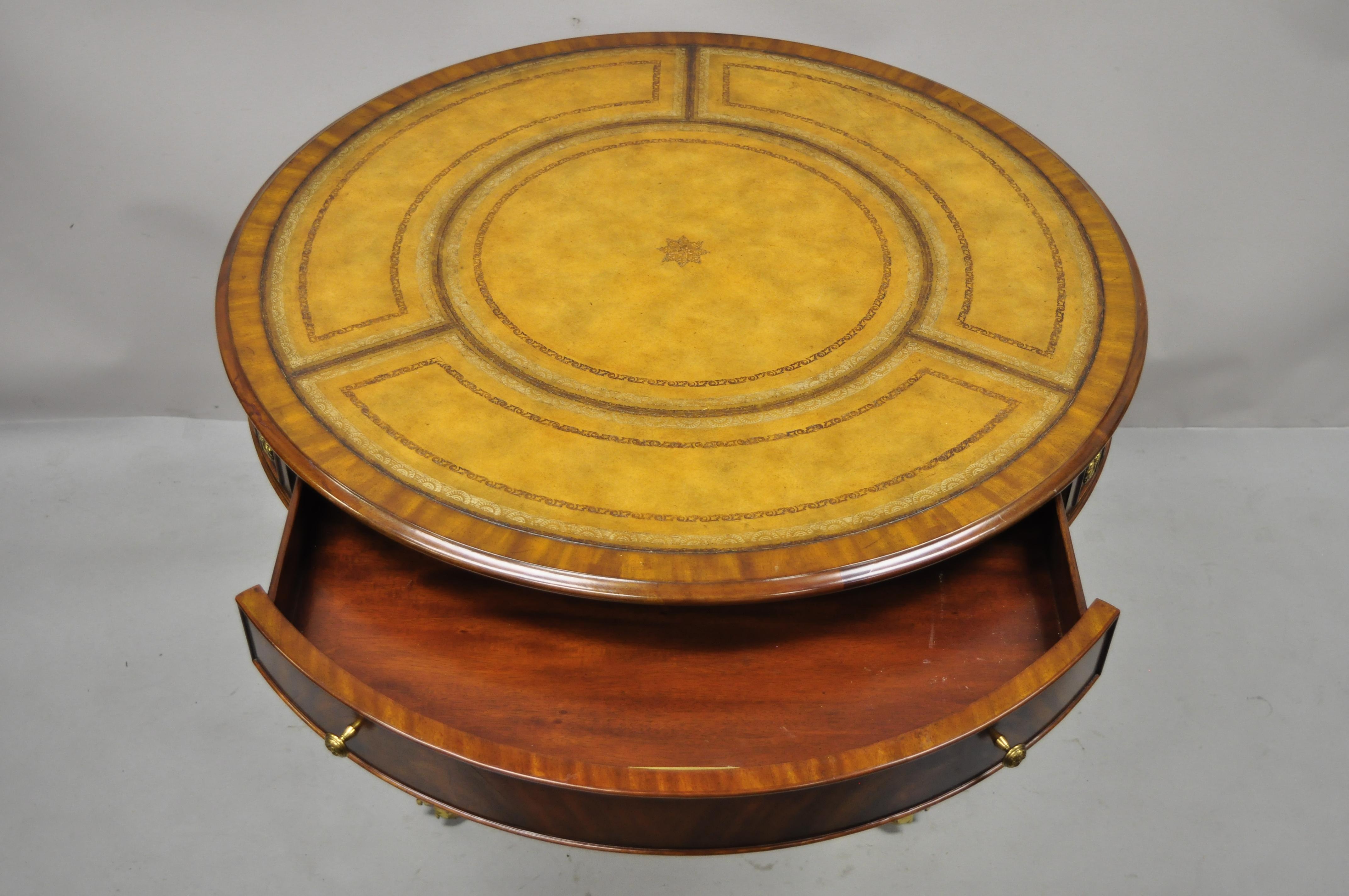 Maitland Smith, Französischer Empire-Regency-Tisch mit Lederplatte und Messingfüßen (Philippinisch) im Angebot
