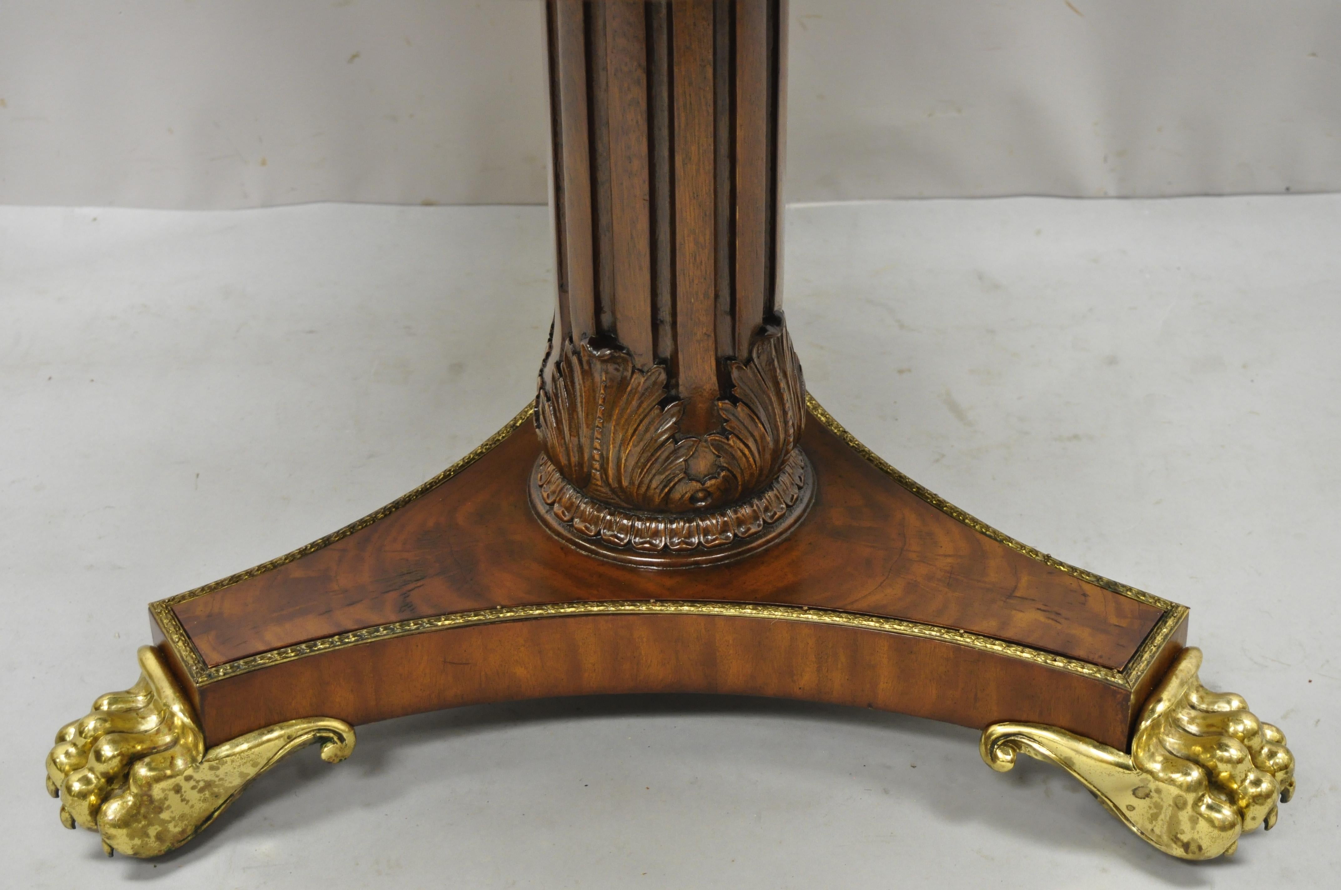 Maitland Smith, Französischer Empire-Regency-Tisch mit Lederplatte und Messingfüßen im Zustand „Gut“ im Angebot in Philadelphia, PA