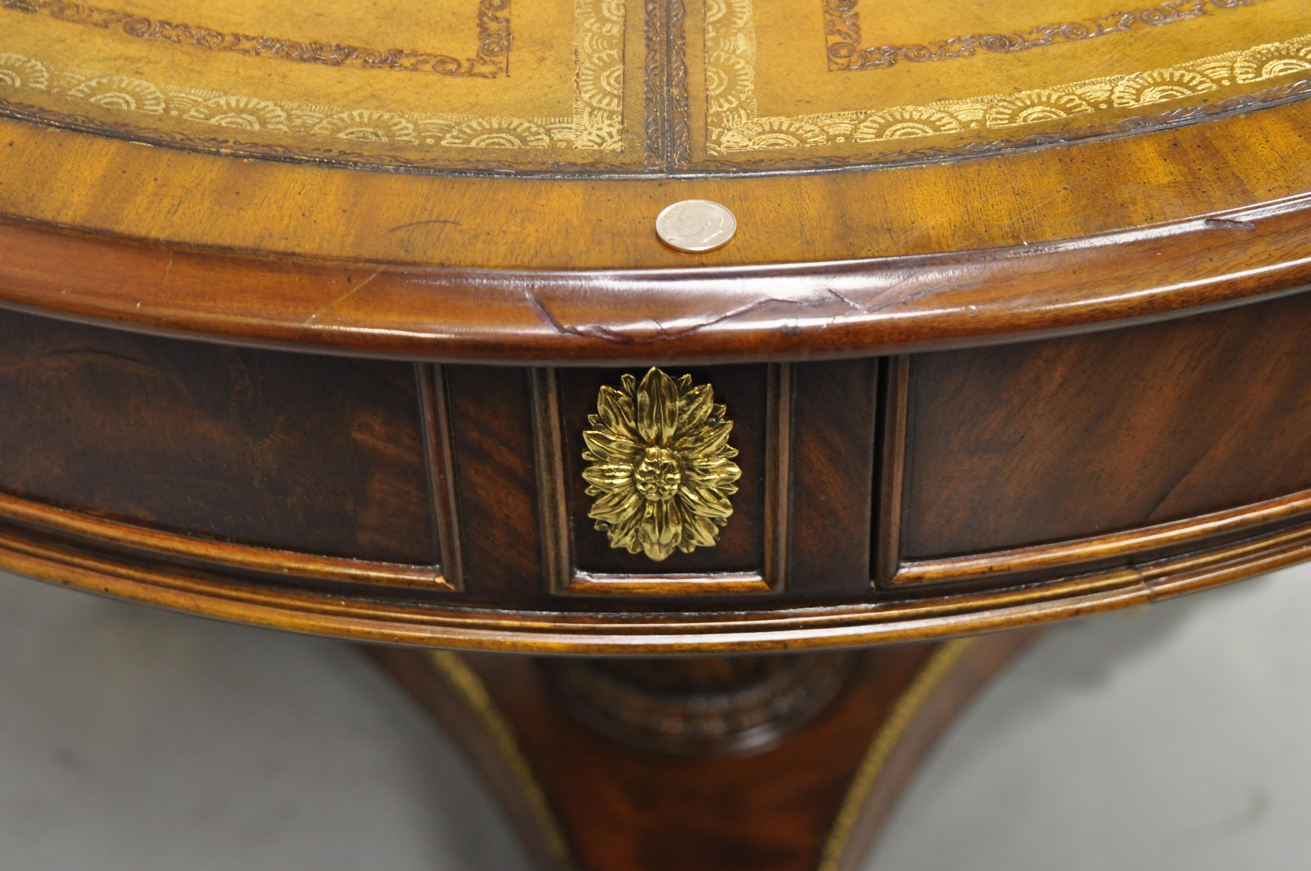 Table centrale Maitland Smith style Empire français avec plateau en cuir et pieds en pattes en laiton de style Régence en vente 2