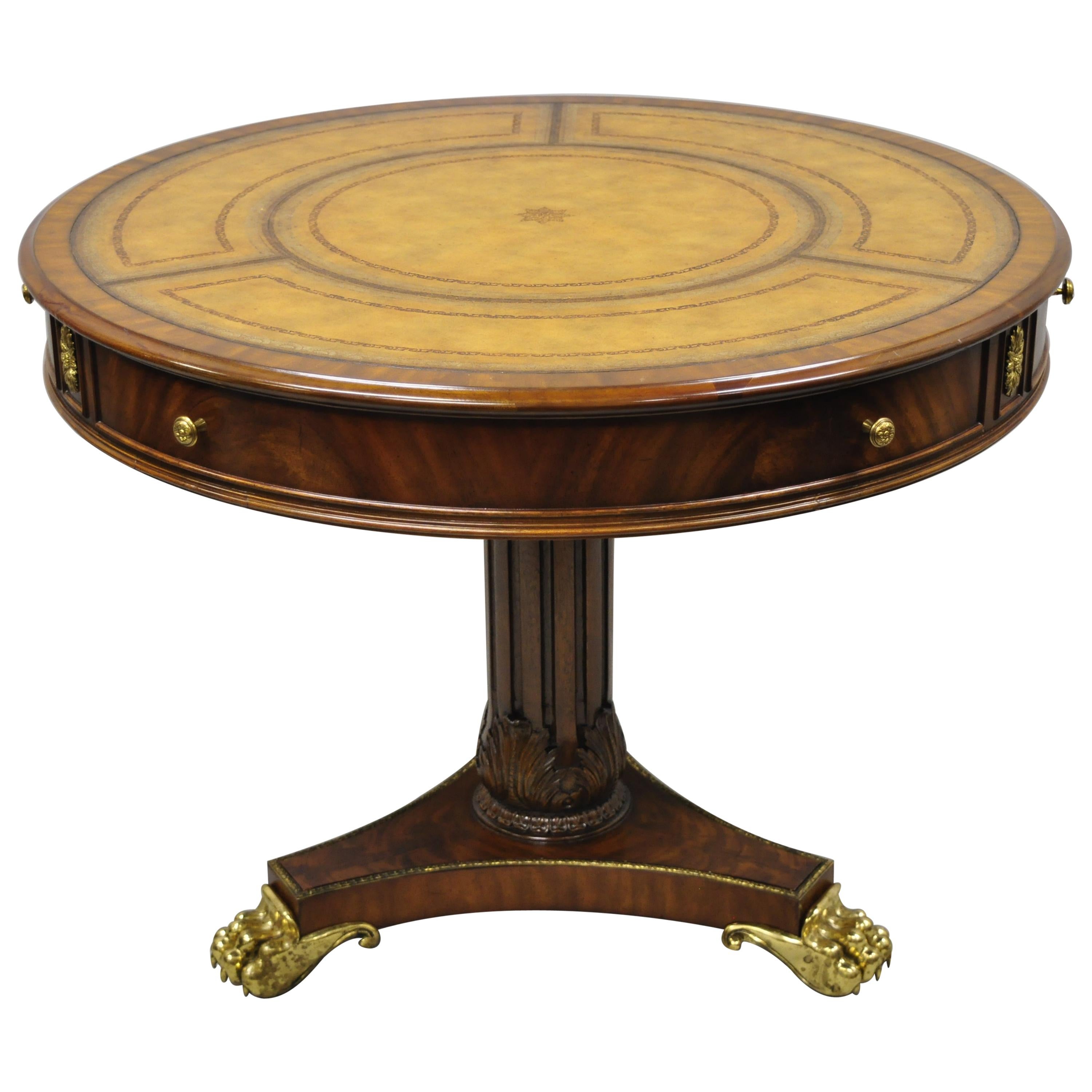 Table centrale Maitland Smith style Empire français avec plateau en cuir et pieds en pattes en laiton de style Régence