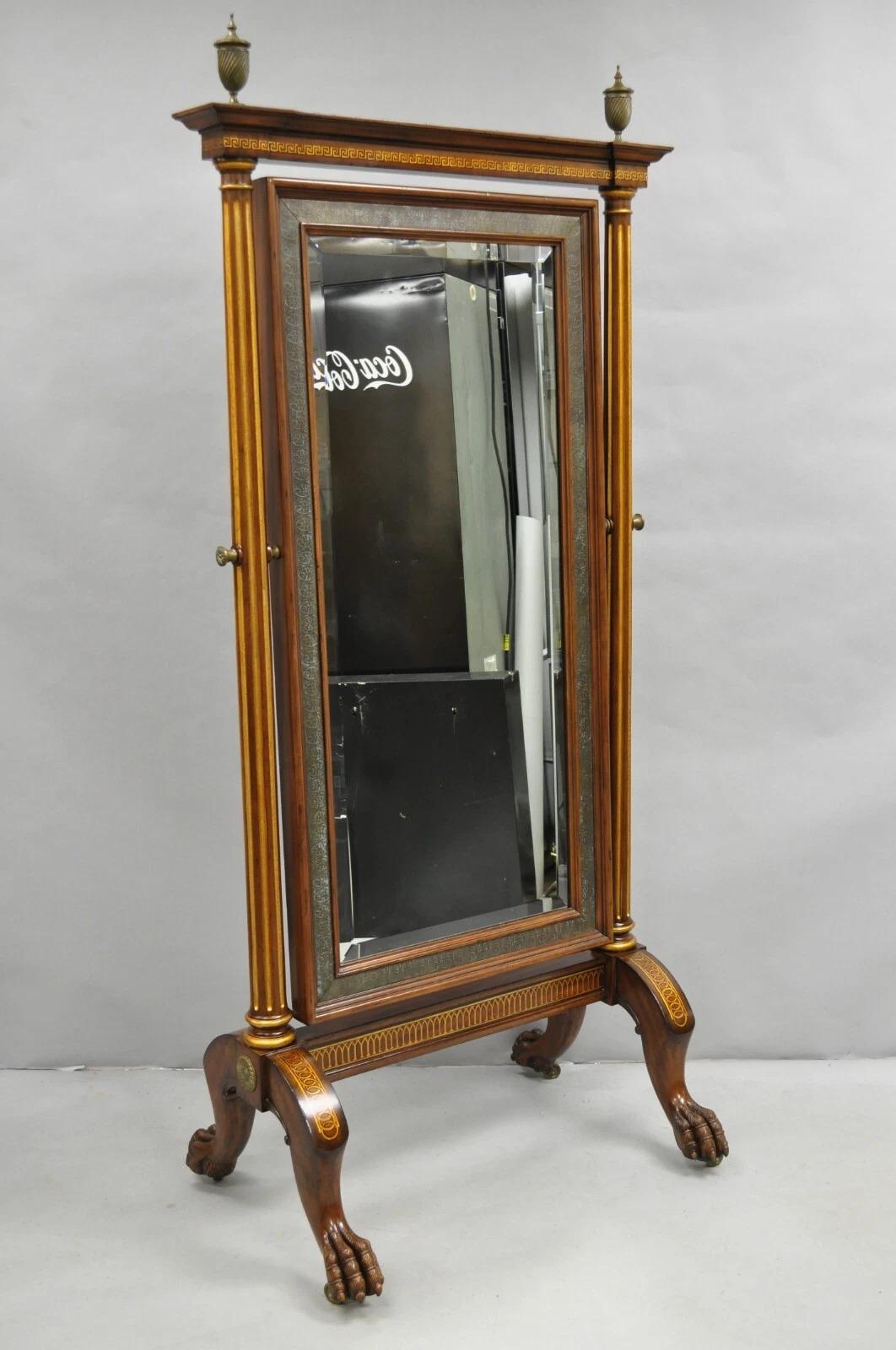 Maitland Smith Miroir de style Empire français en acajou avec pied en forme de patte et grand miroir biseauté. Cet article se caractérise par des embouts d'urne en métal, des garnitures en métal sur le cadre, des détails peints en doré, une finition