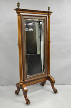 Miroir de chevet Maitland Smith, style Empire français, en acajou, avec un grand pied en forme de patte.