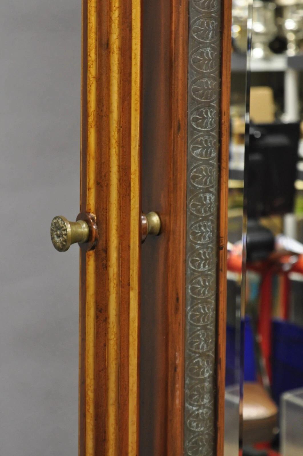 Acajou Miroir de chevet Maitland Smith, style Empire français, en acajou, avec un grand pied en forme de patte. en vente