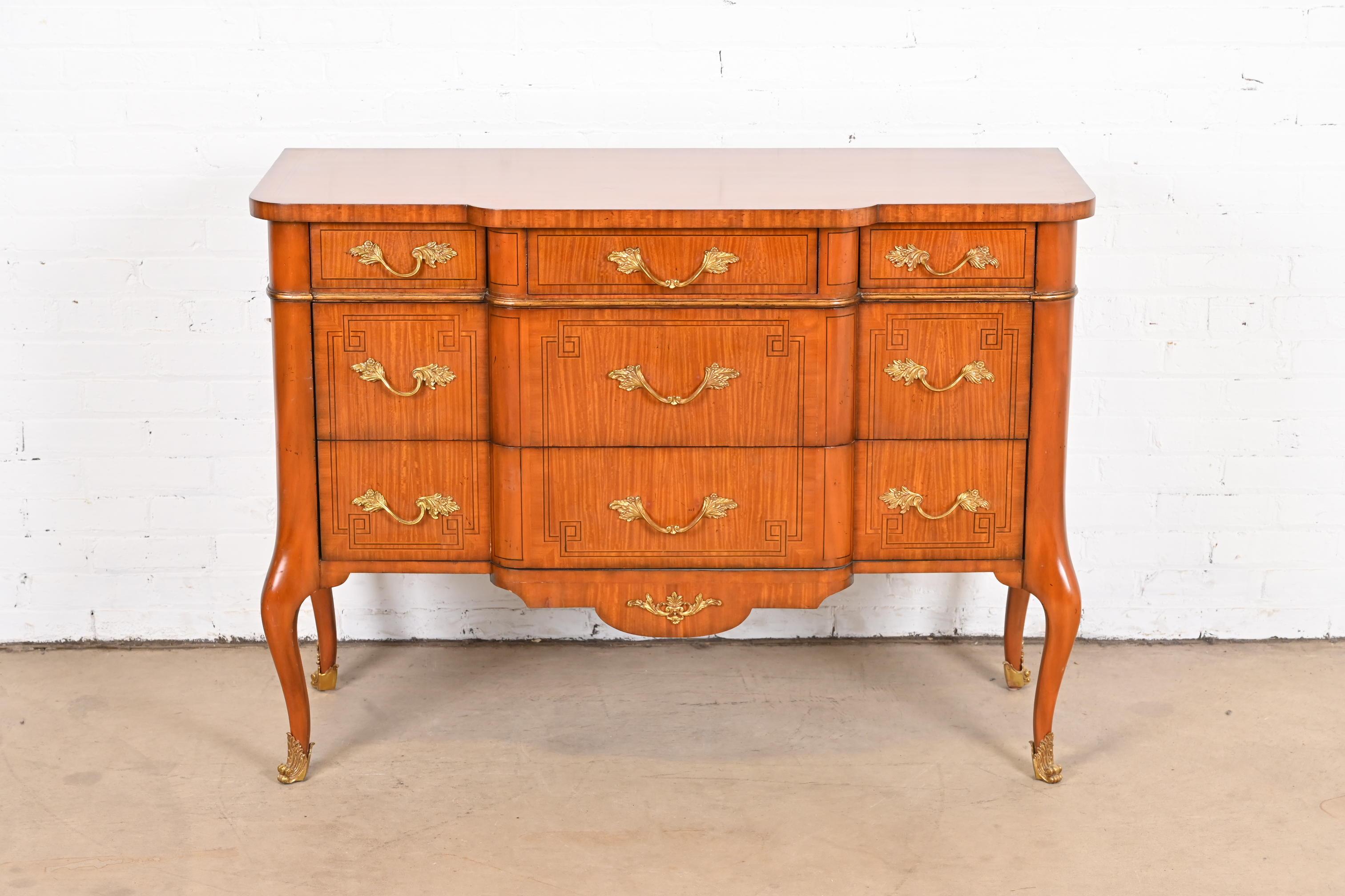 A gorgeous French Louis XV style dresser or chest of drawers

By Maitland Smith

Late 20th century

Banded Satinwood, with original brass hardware.

Measures: 48