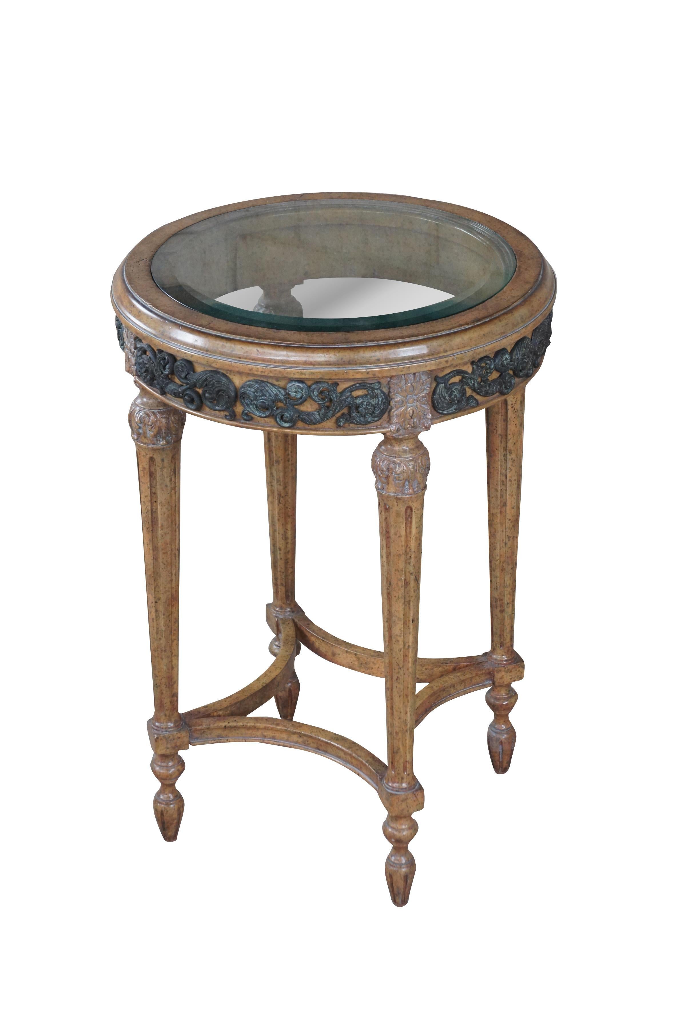 Maitland Smith Français Louis XVI Noyer Verre Gueridon Pedestal Table Plant Stand Bon état - En vente à Dayton, OH