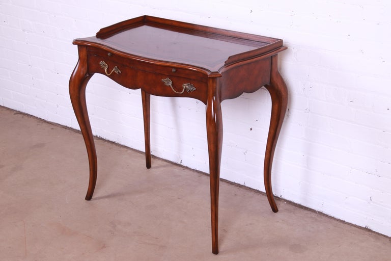 A gorgeous French Provincial Louis XV style writing desk

By Maitland Smith

Philippines, Circa 1980s

Carved mahogany, with original brass hardware and embossed leather top.

Measures: 33