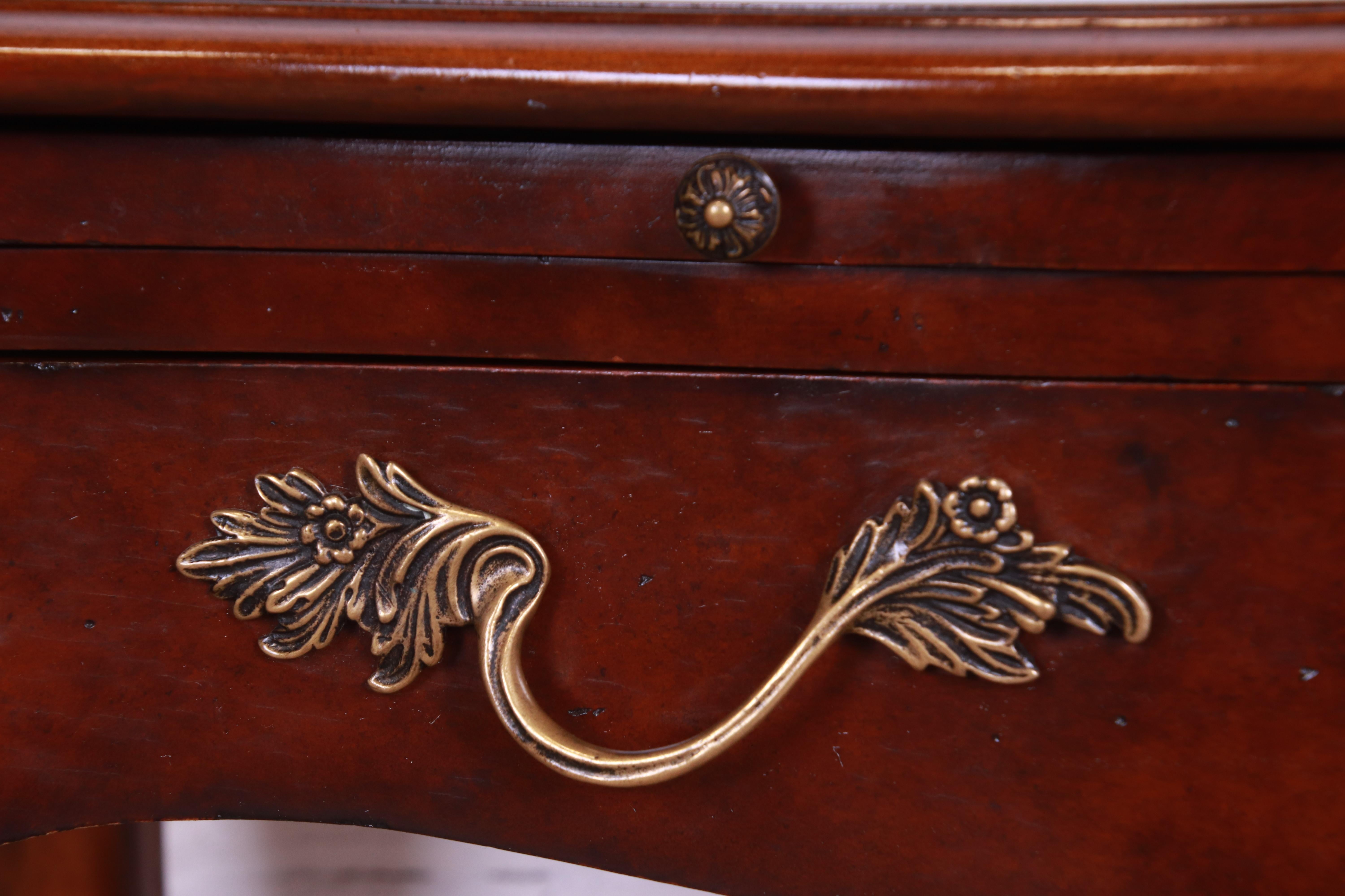 Maitland Smith Französische Provence Louis XV Mahagoni-Leder-Schreibtisch im Angebot 3