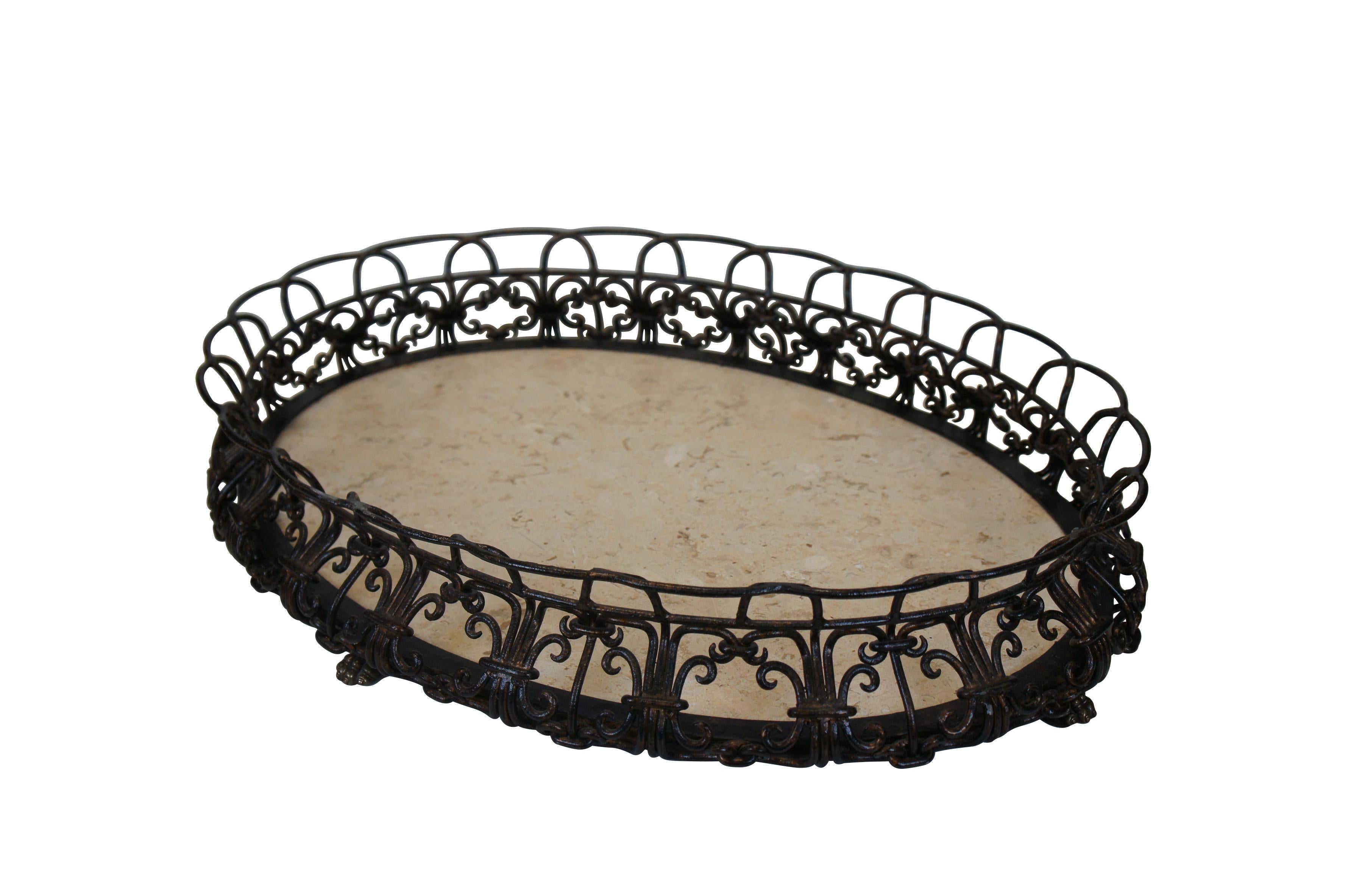 Plateau de service de bar de la fin du XXe siècle par Maitland Smith. Il présente une base ovale en marbre tavertin blanc et beige, entourée d'une galerie évasée en fer forgé ornée de fleurs de lis et reposant sur quatre pieds en pattes de lion.