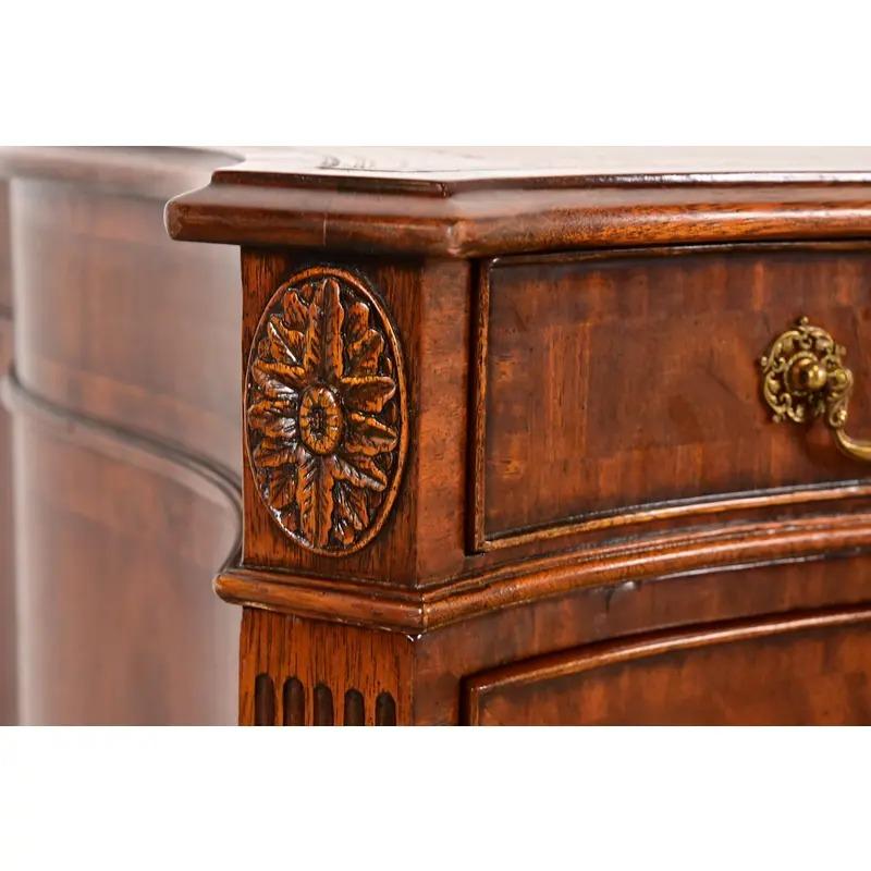 Maitland Smith, scrivania francese Regency Luigi XVI in mogano a serpentina, con fiamma, per partner in vendita 4
