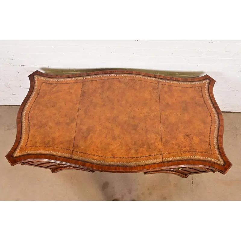 Maitland Smith, scrivania francese Regency Luigi XVI in mogano a serpentina, con fiamma, per partner in vendita 5