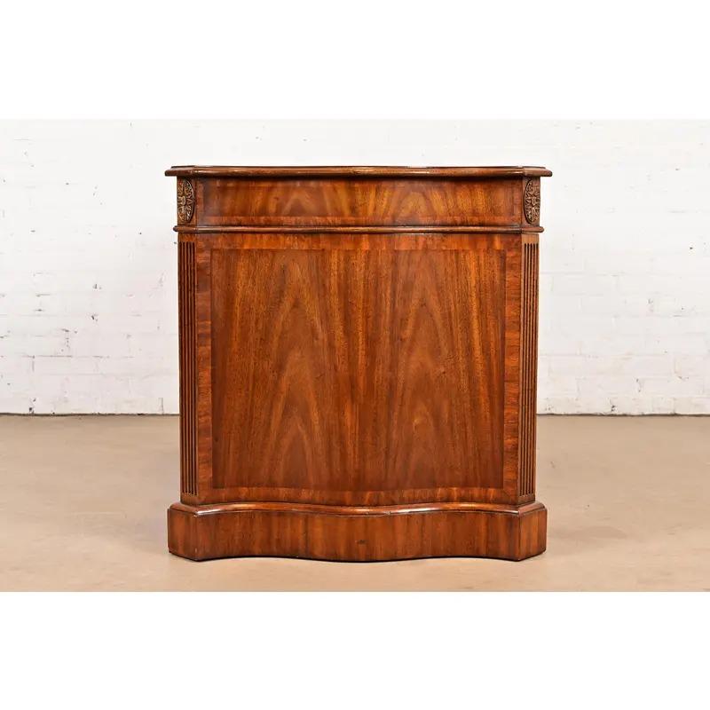 Maitland Smith, scrivania francese Regency Luigi XVI in mogano a serpentina, con fiamma, per partner in vendita 6