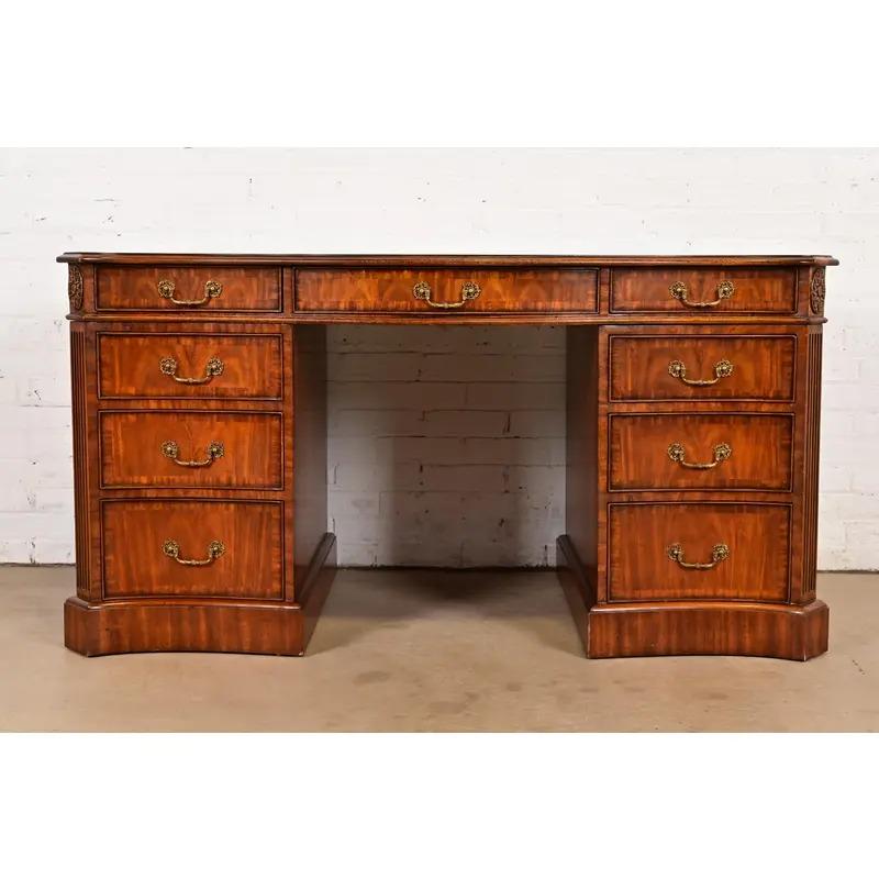 Maitland Smith, scrivania francese Regency Luigi XVI in mogano a serpentina, con fiamma, per partner in vendita 7