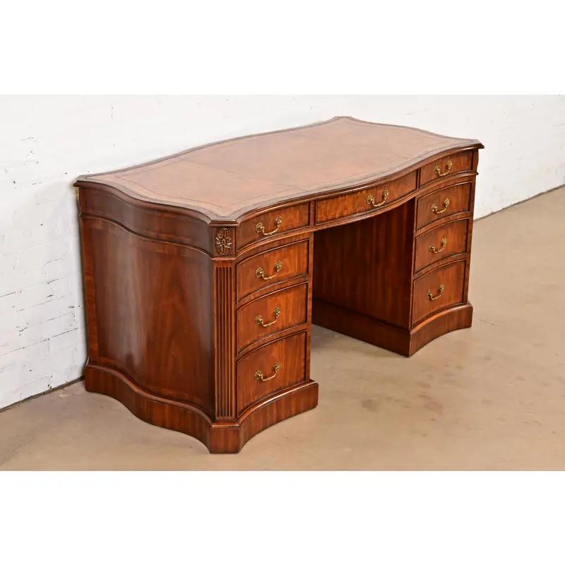 Una splendida scrivania direzionale in stile Regency francese Luigi XVI o Impero francese 

Di Maitland Smith

Filippine, fine del XX secolo

Splendido mogano a fiamma, con piano intarsiato in pelle goffrata e ferramenta originale in