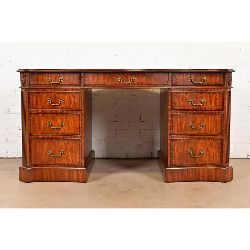 Filippino Maitland Smith, scrivania francese Regency Luigi XVI in mogano a serpentina, con fiamma, per partner in vendita