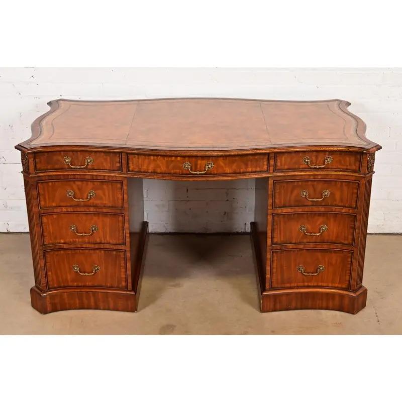 Maitland Smith, scrivania francese Regency Luigi XVI in mogano a serpentina, con fiamma, per partner In condizioni buone in vendita a South Bend, IN