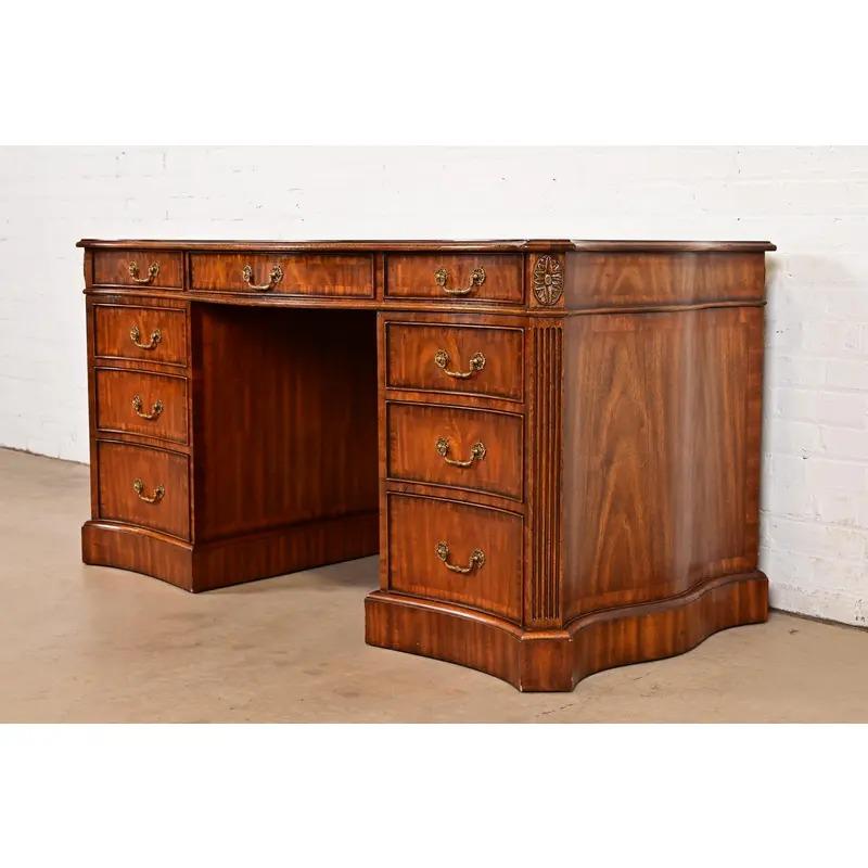 XX secolo Maitland Smith, scrivania francese Regency Luigi XVI in mogano a serpentina, con fiamma, per partner in vendita