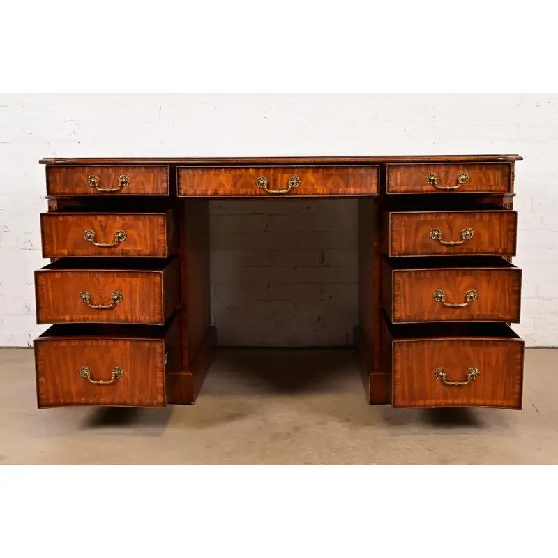 Ottone Maitland Smith, scrivania francese Regency Luigi XVI in mogano a serpentina, con fiamma, per partner in vendita