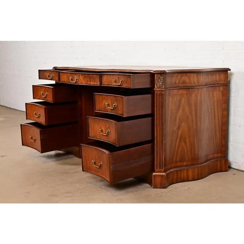 Maitland Smith, scrivania francese Regency Luigi XVI in mogano a serpentina, con fiamma, per partner in vendita 1