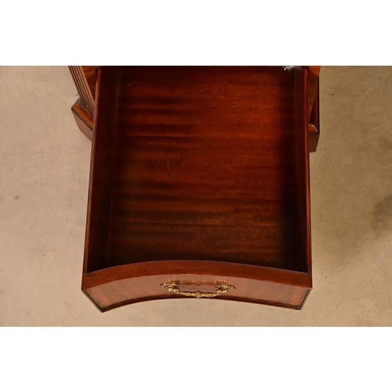 Maitland Smith, scrivania francese Regency Luigi XVI in mogano a serpentina, con fiamma, per partner in vendita 2