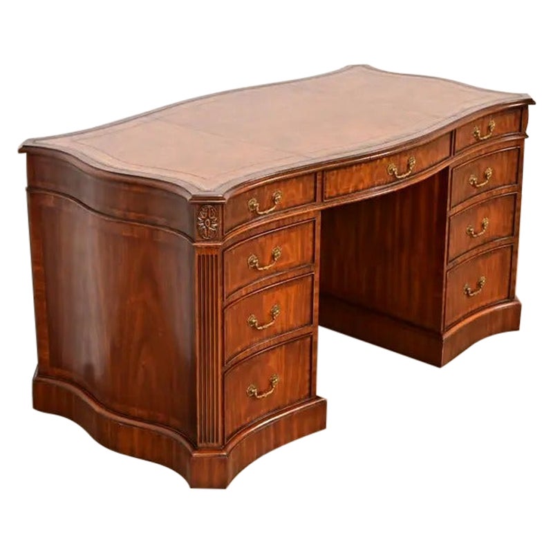Maitland Smith, scrivania francese Regency Luigi XVI in mogano a serpentina, con fiamma, per partner in vendita