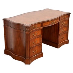 Maitland Smith, scrivania francese Regency Luigi XVI in mogano a serpentina, con fiamma, per partner