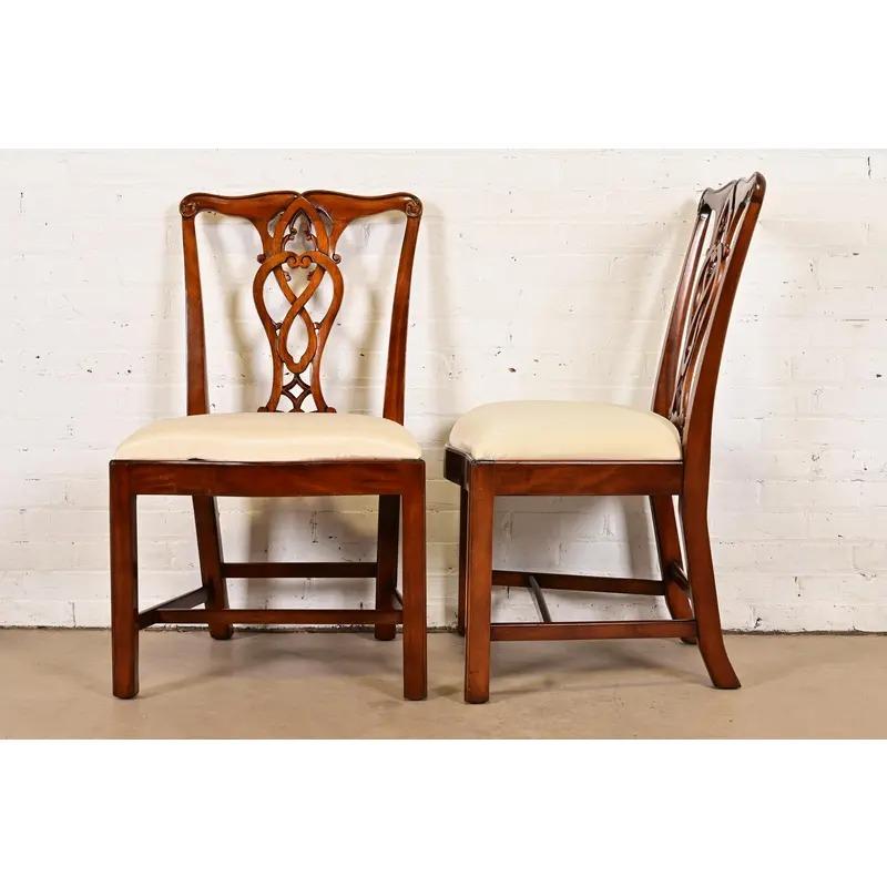 Maitland Smith Georgian Carved Mahogany Dining Chairs, Set of Eight en vente 3