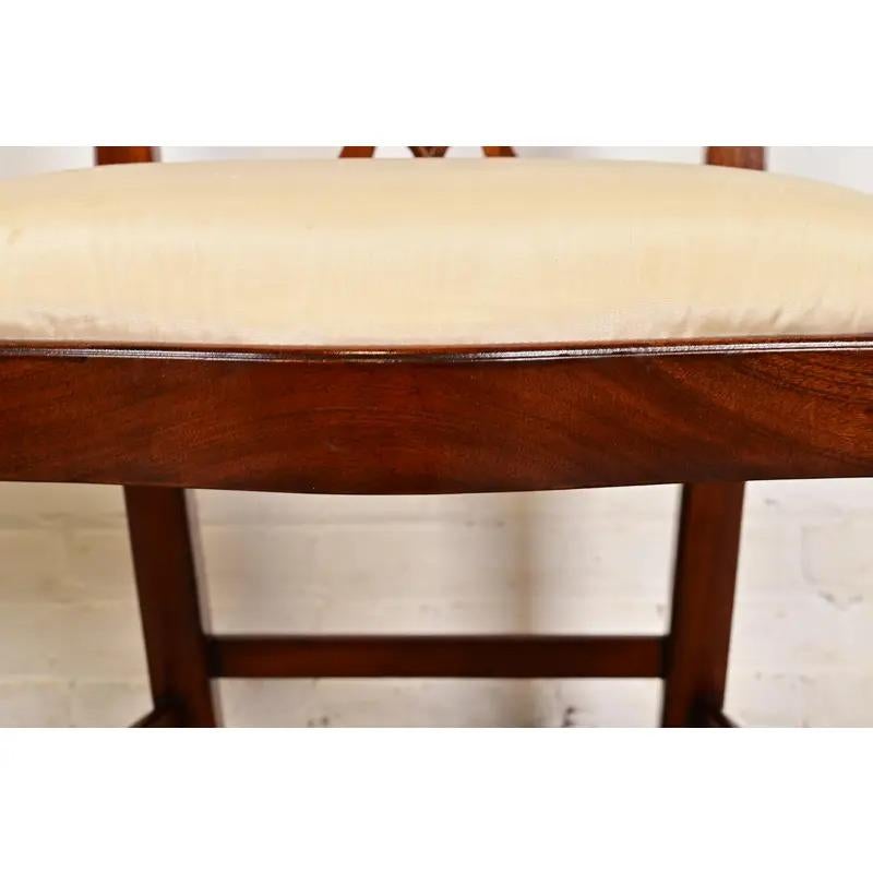 Maitland Smith Georgian Carved Mahogany Dining Chairs, Set of Eight en vente 1