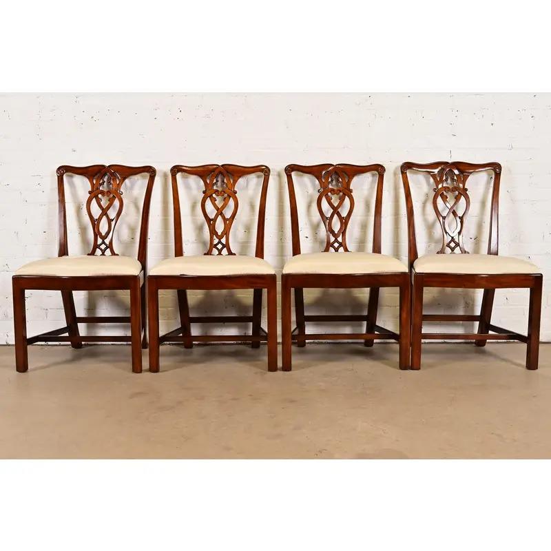 Maitland Smith Georgianische geschnitzte Mahagoni-Esszimmerstühle, Satz von vier (Chippendale) im Angebot