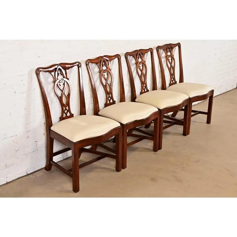 Maitland Smith Georgianische geschnitzte Mahagoni-Esszimmerstühle, Satz von vier im Zustand „Gut“ im Angebot in South Bend, IN