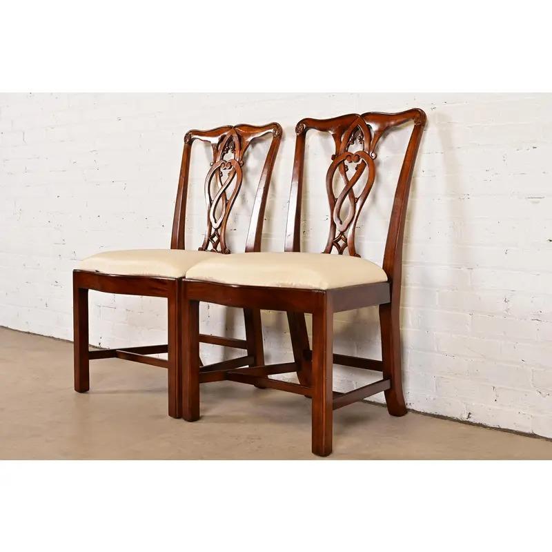 Maitland Smith Georgian Carved Mahogany Side Chairs or Dining Chairs, Pair im Zustand „Gut“ im Angebot in South Bend, IN