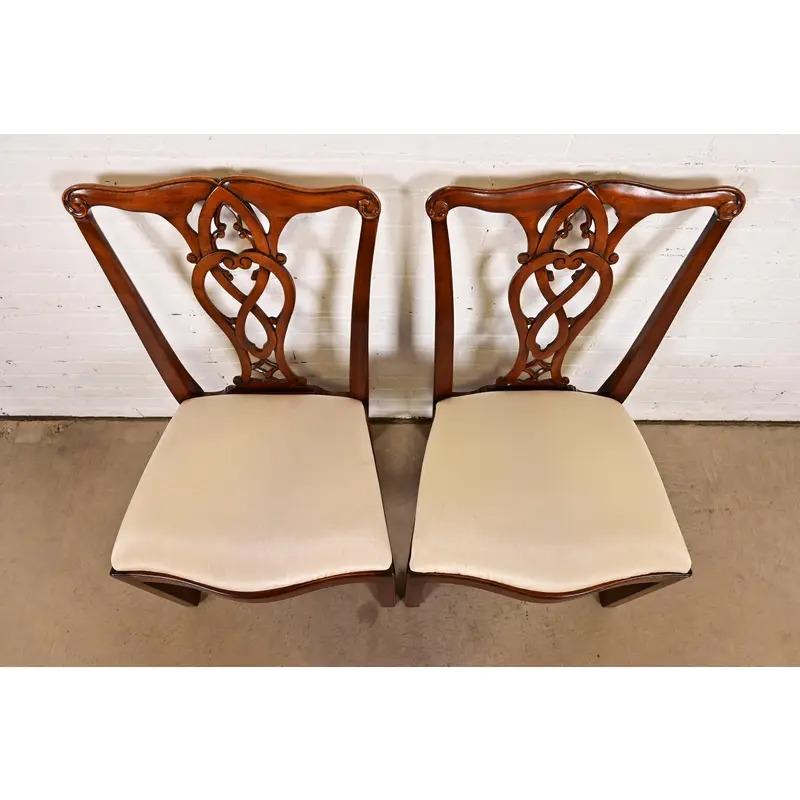 Maitland Smith Georgian Carved Mahogany Side Chairs or Dining Chairs, Pair (20. Jahrhundert) im Angebot