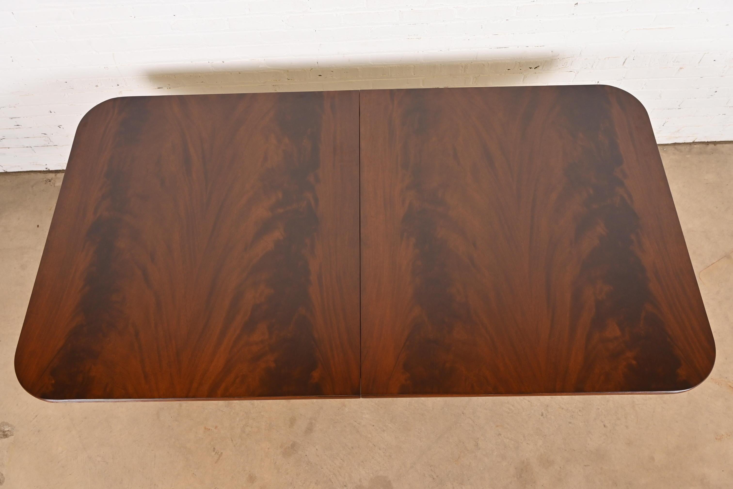 Maitland Smith Georgian Flame Mahogany Double Pedestal Dining Table, Refinished en venta 3