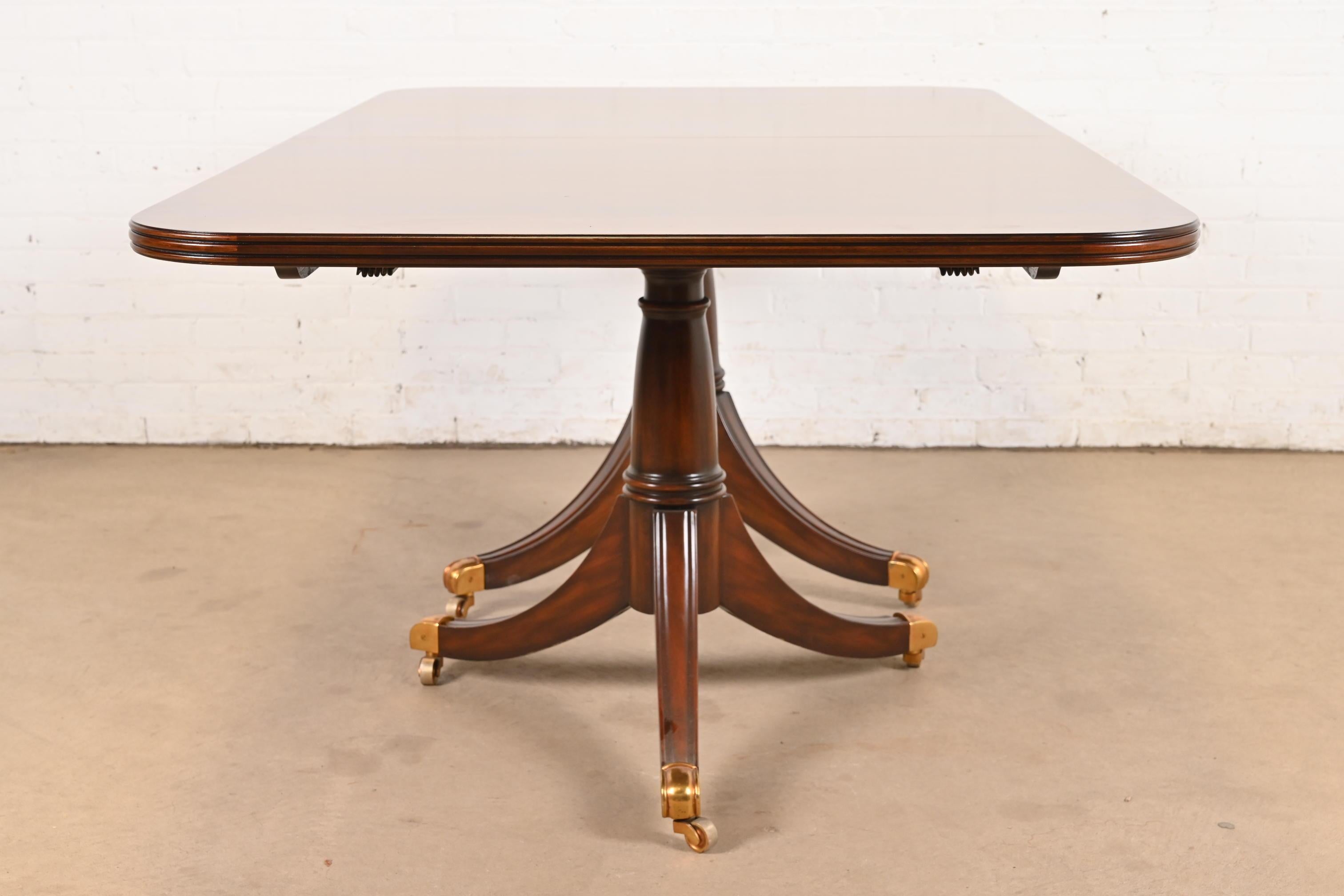 Maitland Smith Georgian Flame Mahogany Double Pedestal Dining Table, Refinished en venta 4