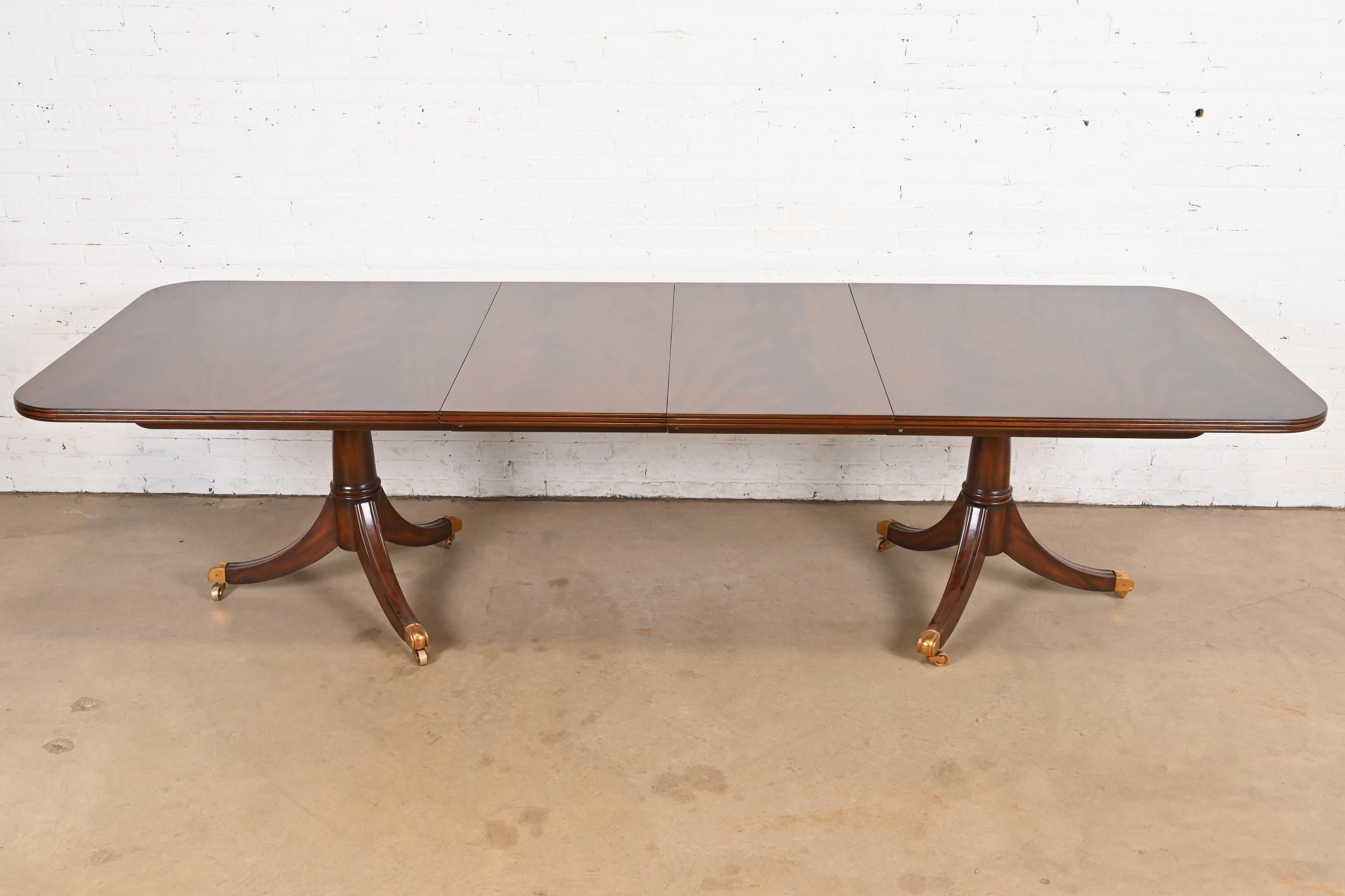 Maitland Smith Georgian Flame Mahogany Double Pedestal Dining Table, Refinished Georgiano en venta