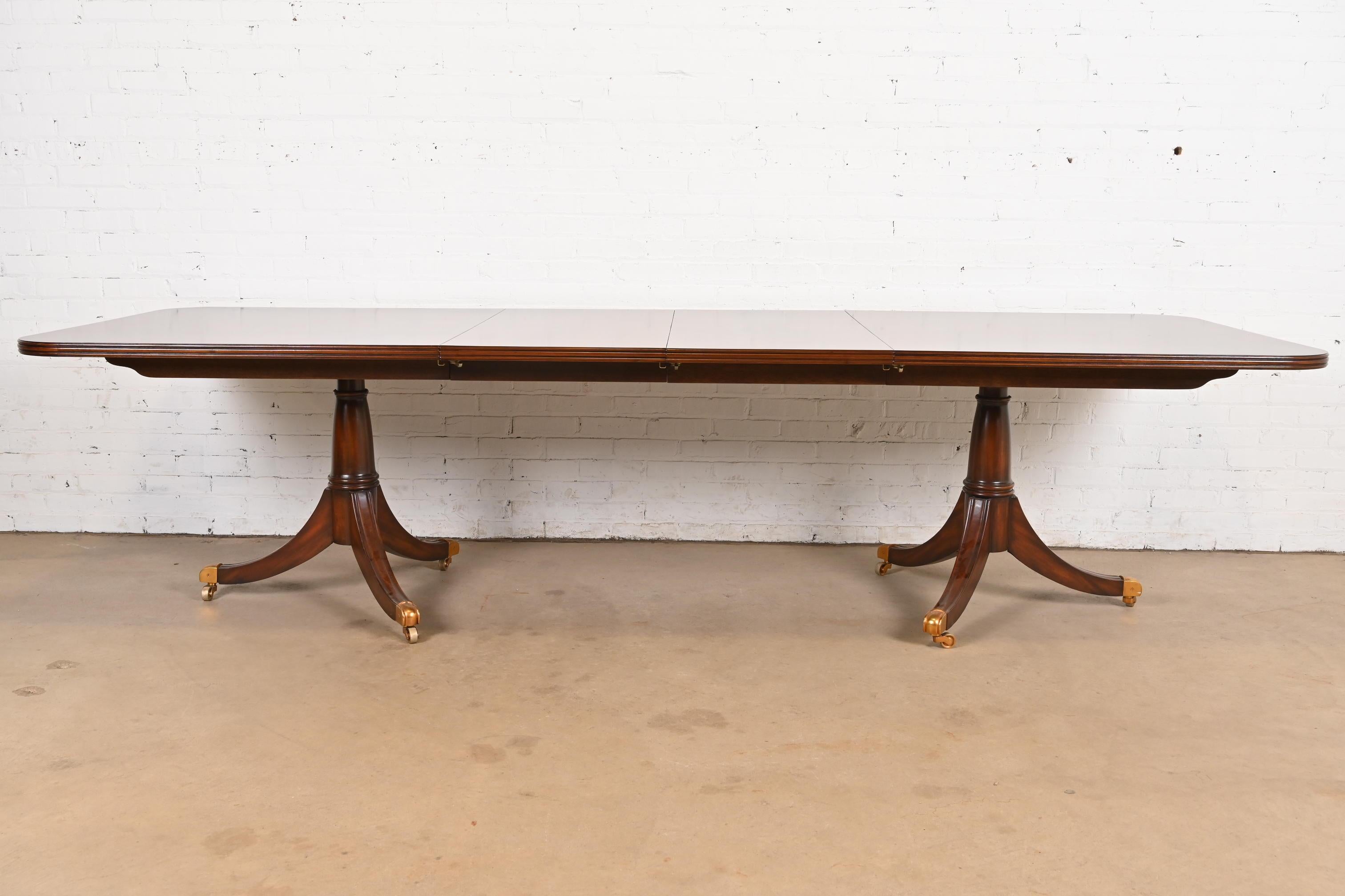 Maitland Smith Georgian Flame Mahogany Double Pedestal Dining Table, Refinished Filipino en venta