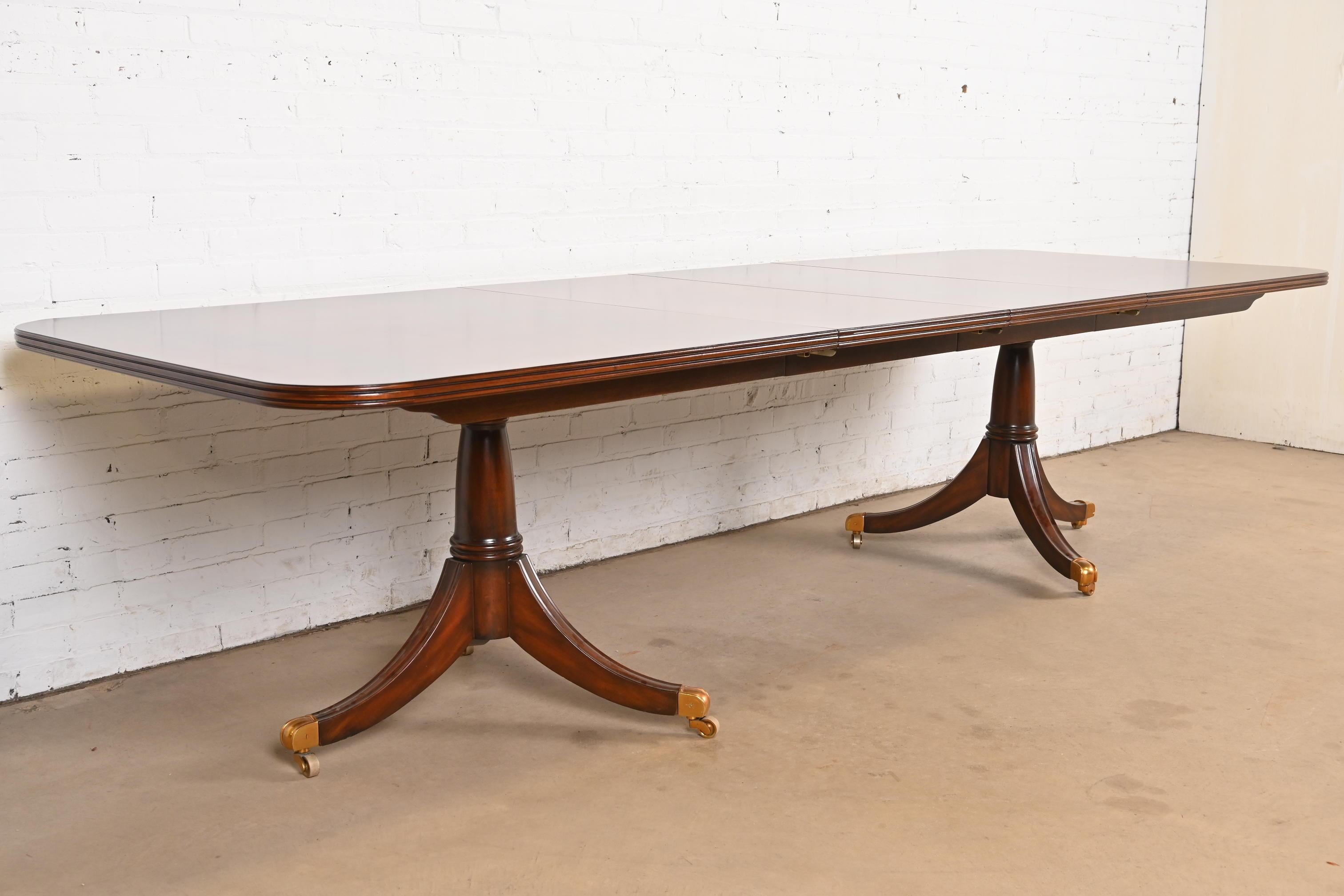 Maitland Smith Georgian Flame Mahogany Double Pedestal Dining Table, Refinished en Bueno estado para la venta en South Bend, IN