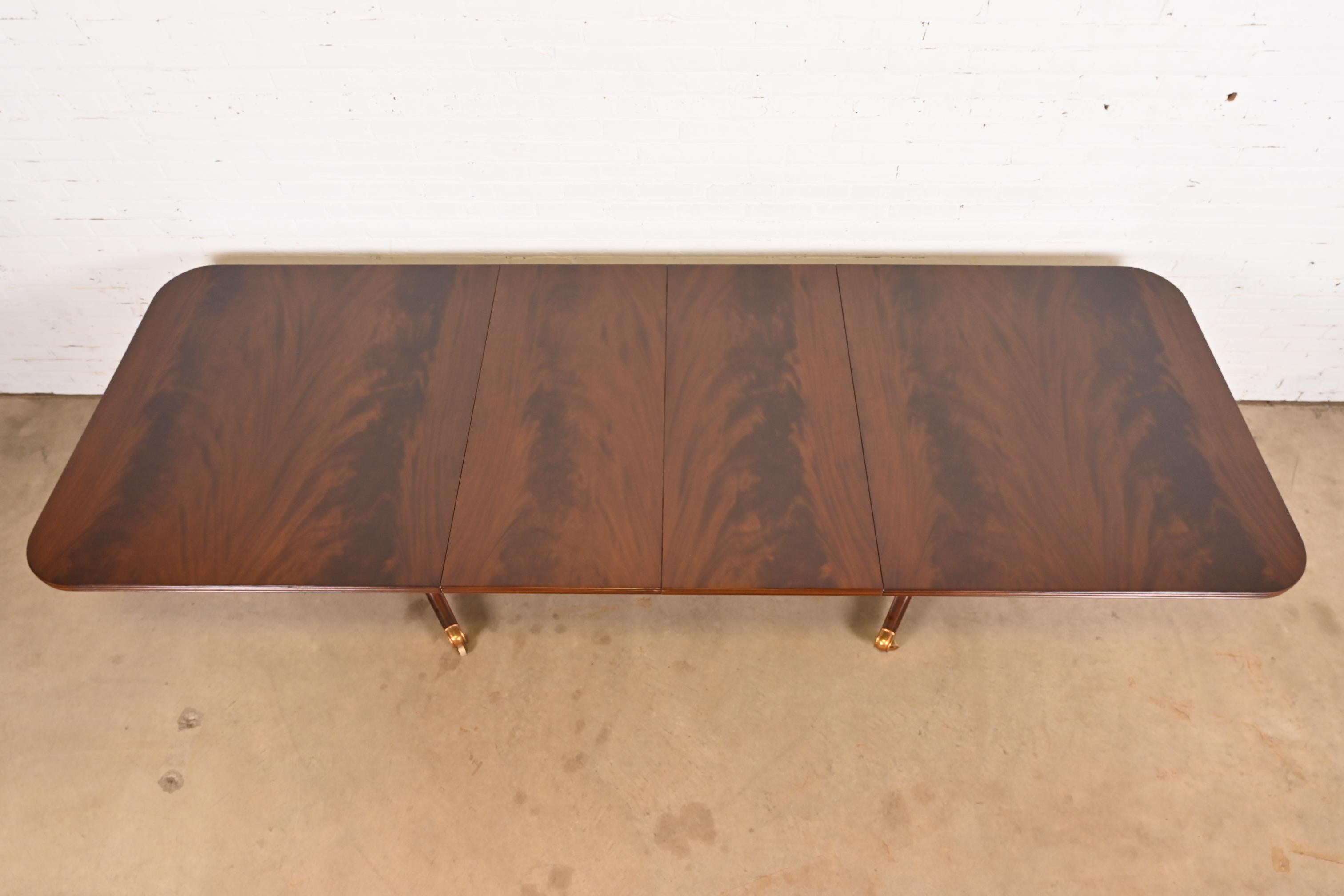 Maitland Smith Georgian Flame Mahogany Double Pedestal Dining Table, Refinished siglo XX en venta